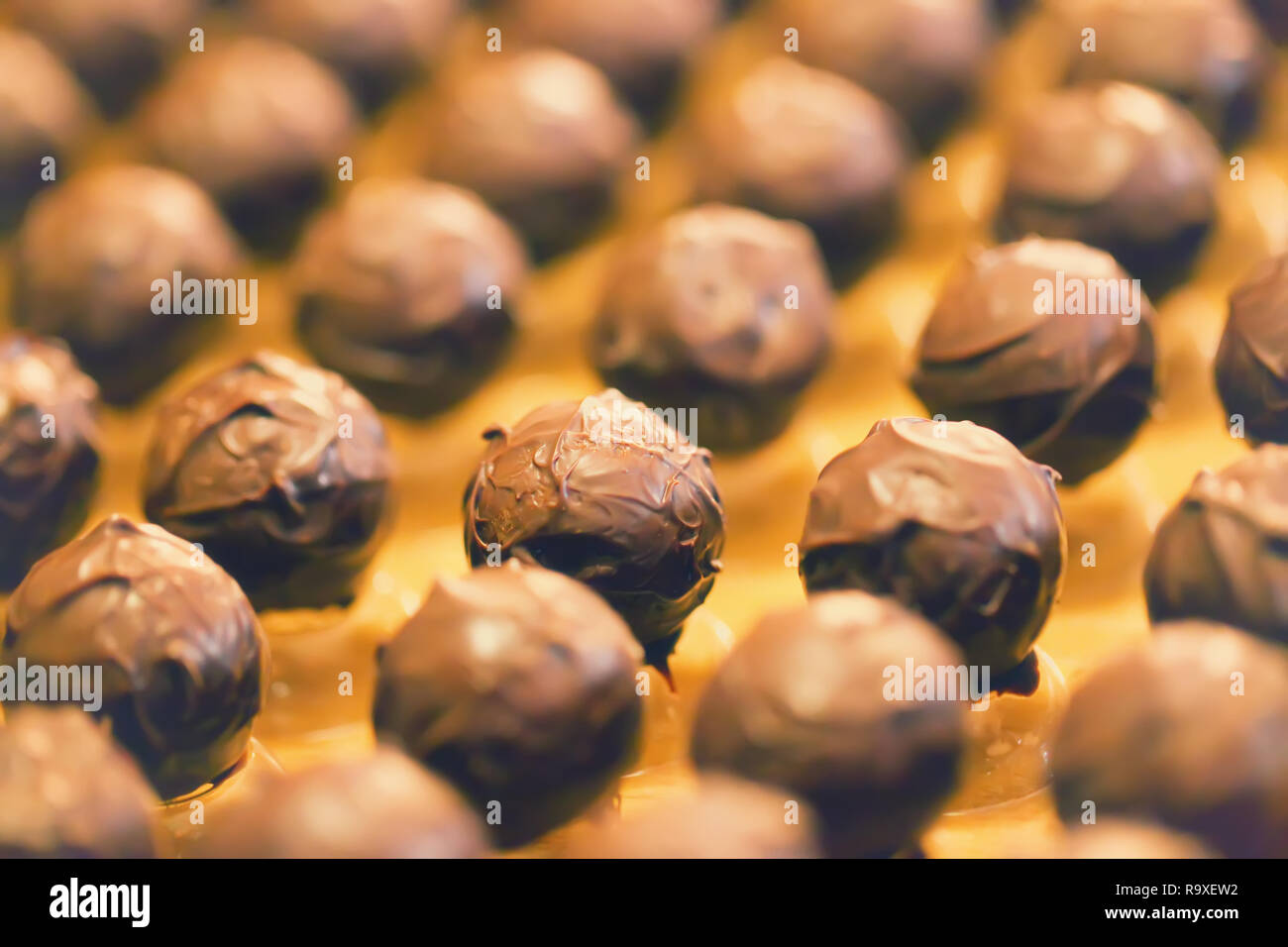 Hausgemachte runde Schokolade Pralinen, geringe Tiefenschärfe Stockfoto