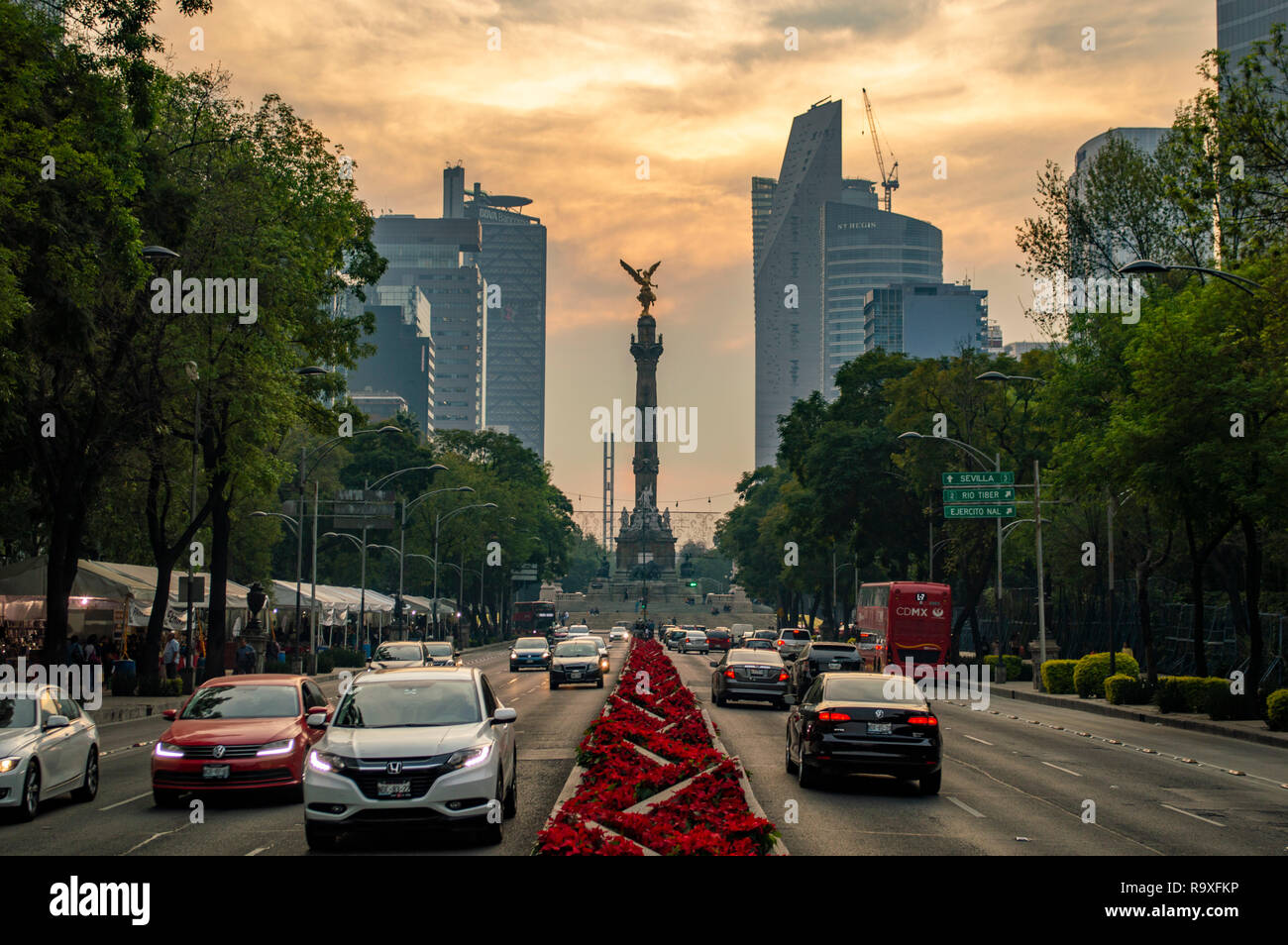 Ein Blick auf die Engel der Unabhängigkeit auf der Reforma bei Sonnenuntergang in Mexiko City, Mexiko Stockfoto