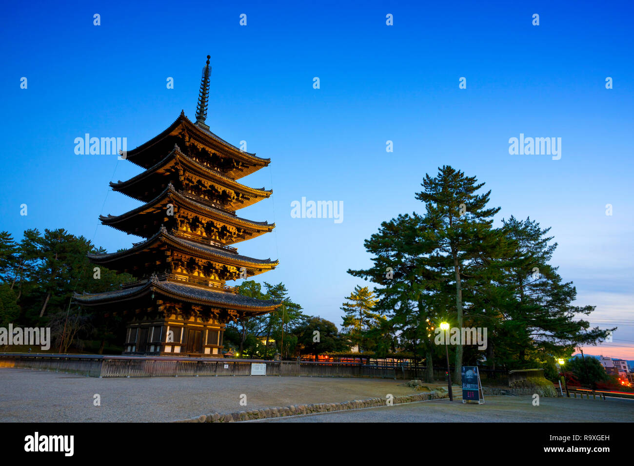 Das 5 stöckige Pagode mit Twilight in Nara, Japan. Diese Pagode von der Kaiserin Komyoh in 730 errichtet wurde. Stockfoto