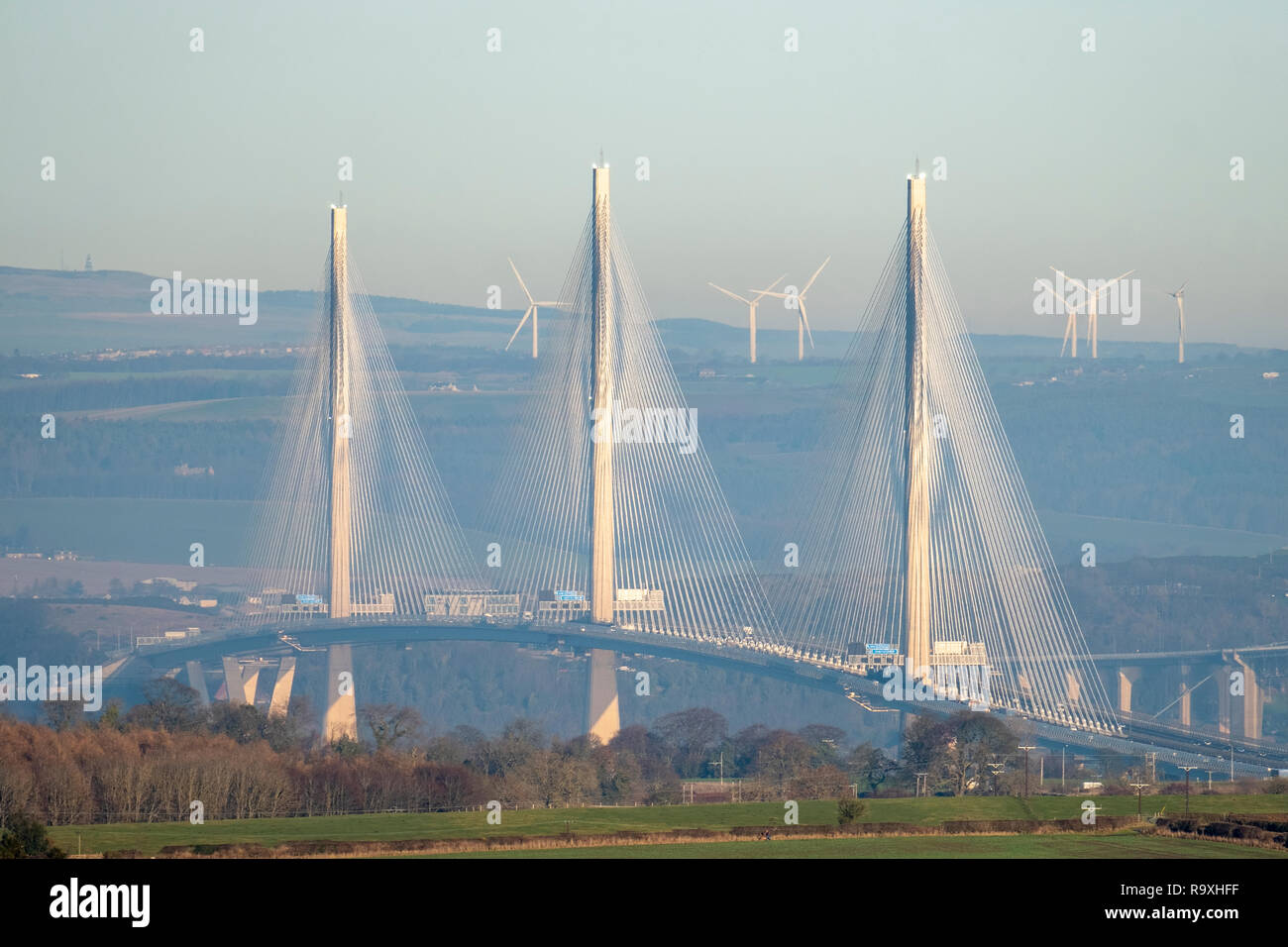 Ein Blick von West Lothian in Richtung Queensferry Fife zeigt die Kreuzung mit der Forth Road Bridge, rechts. Stockfoto