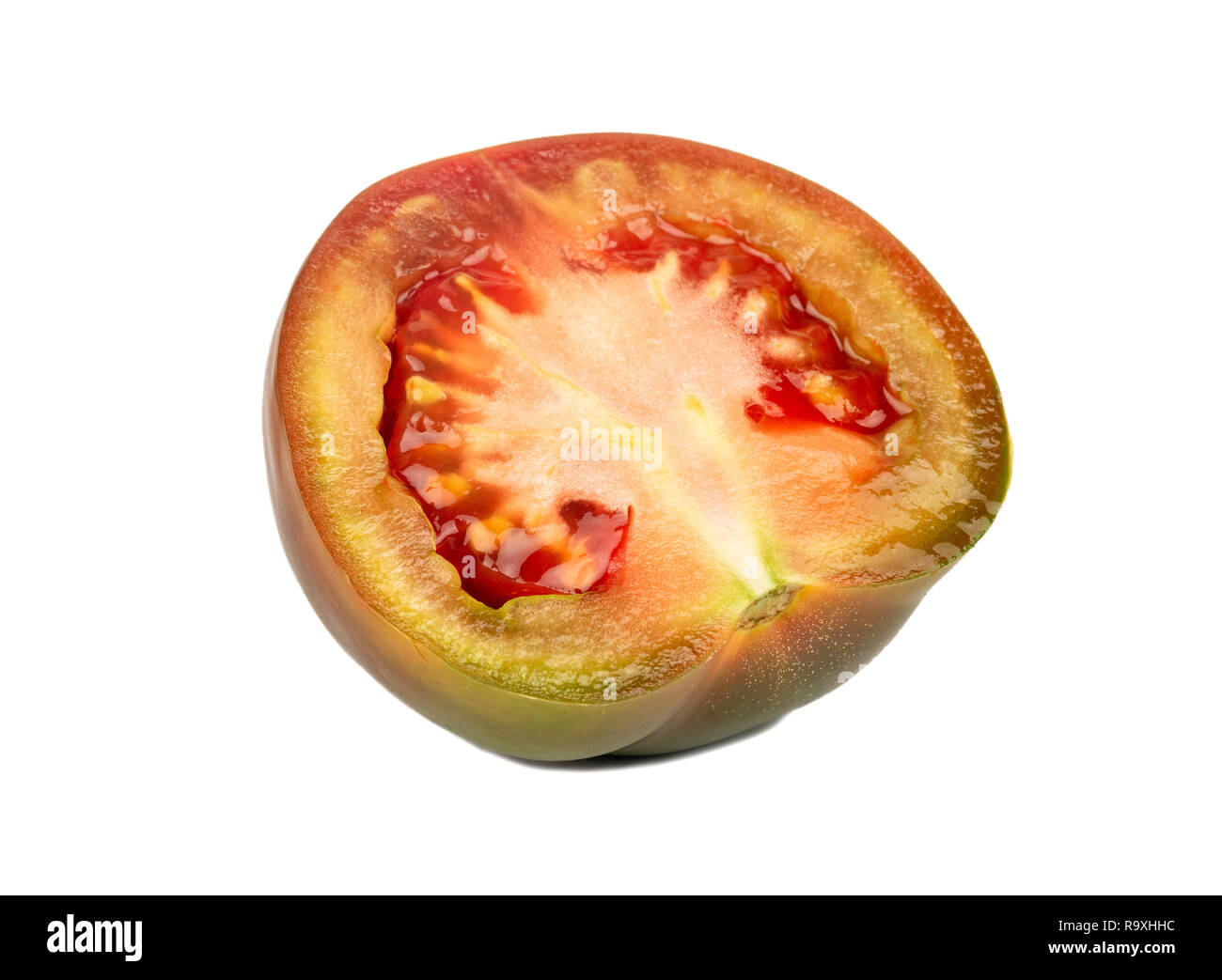 Saftige Hälfte einer kumato Tomate auf weißem Hintergrund Stockfoto
