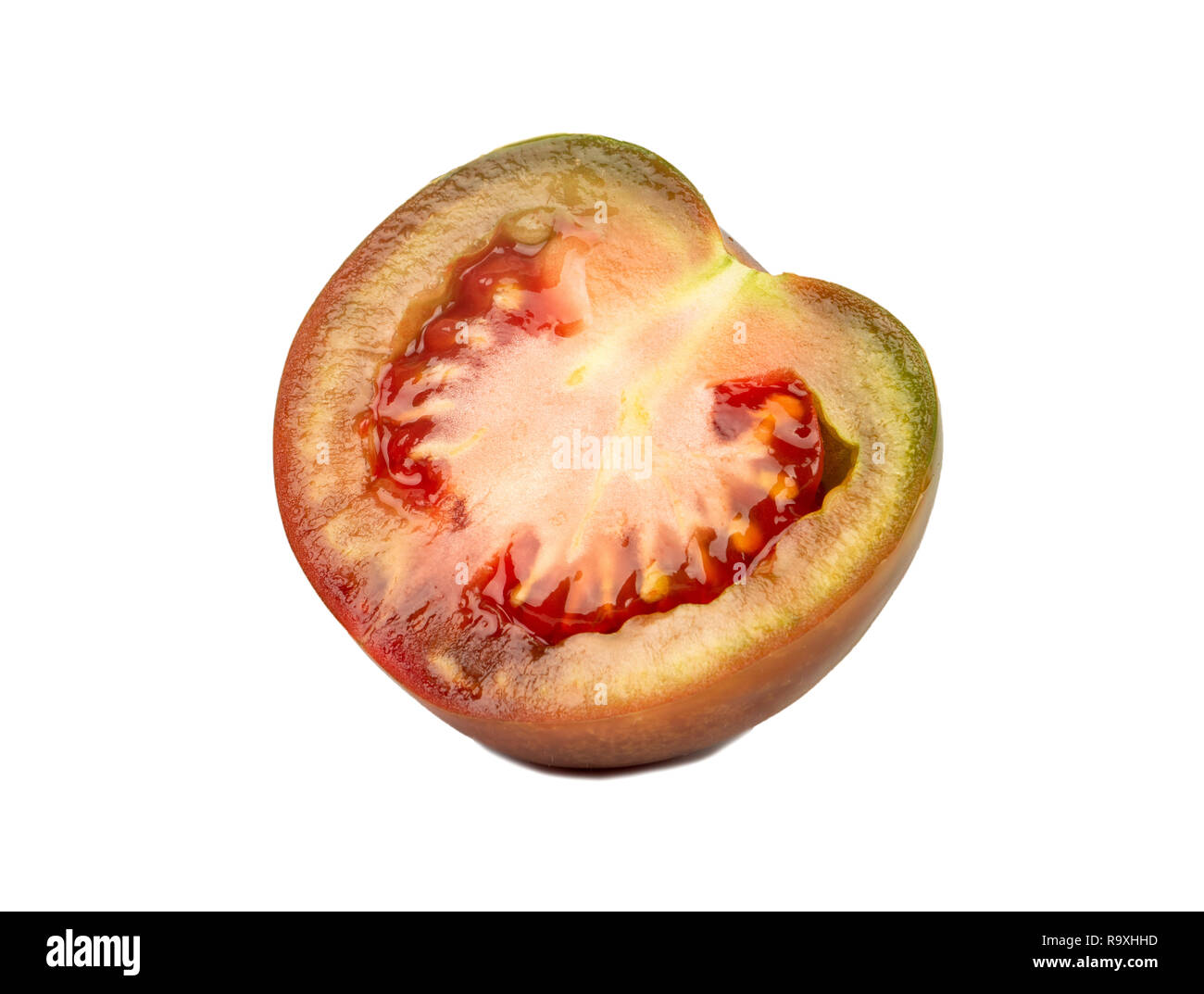 Saftige Hälfte einer kumato Tomate auf weißem Hintergrund Stockfoto