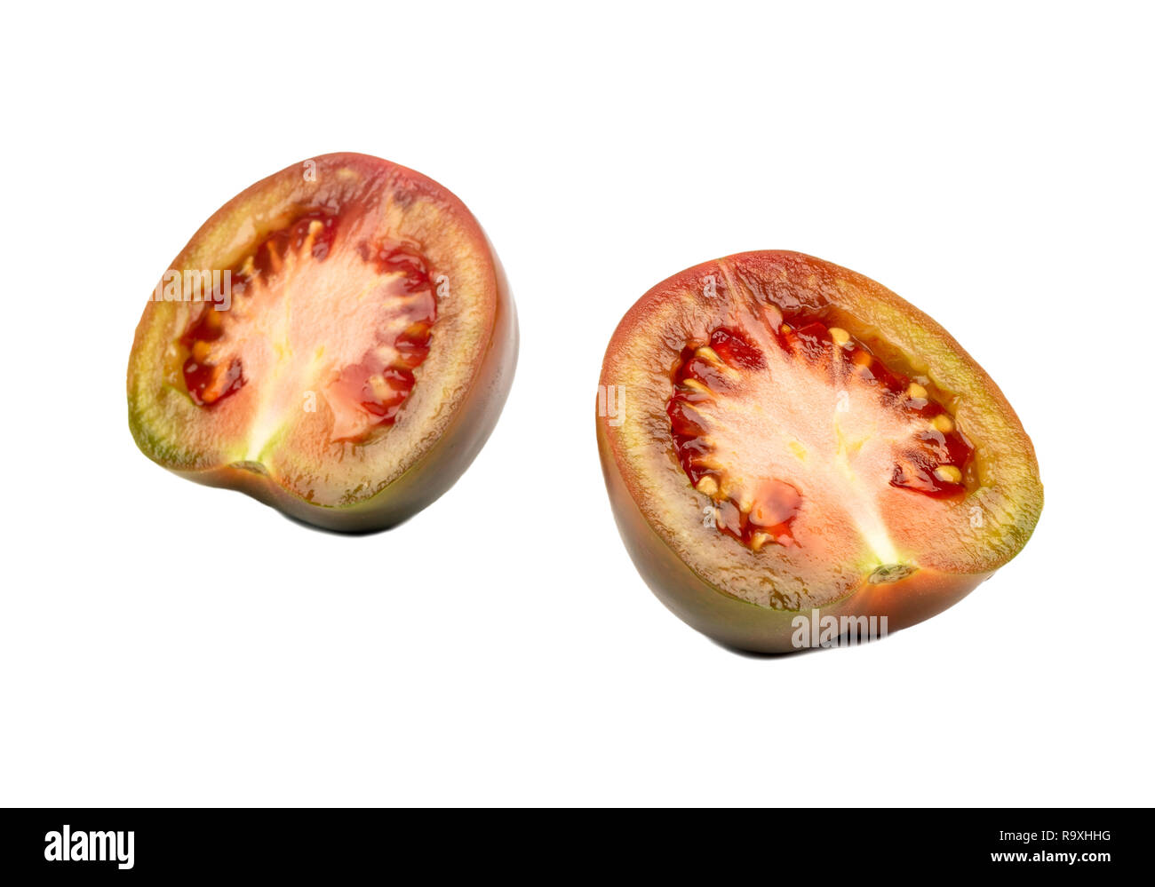 Zwei Hälften eines frischen Tomaten kumato auf weißem Hintergrund Stockfoto