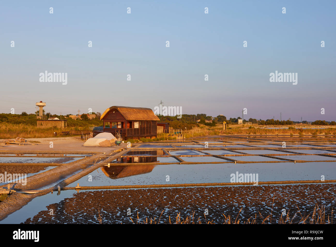 Salzfelder bei Sonnenuntergang in Cervia in der Provinz Ravenna, Italien Stockfoto