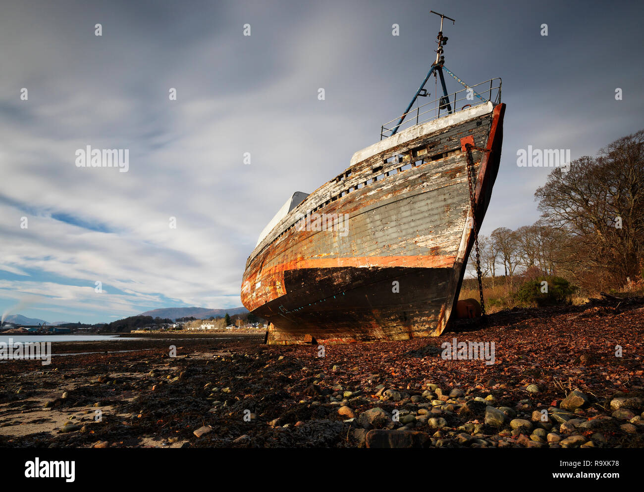 Foto: © Jamie Callister. Boot Wrack auf der Schottischen Küste von Fort William, North West Schottland, 24. November 2018. [Keine] [Tota Stockfoto
