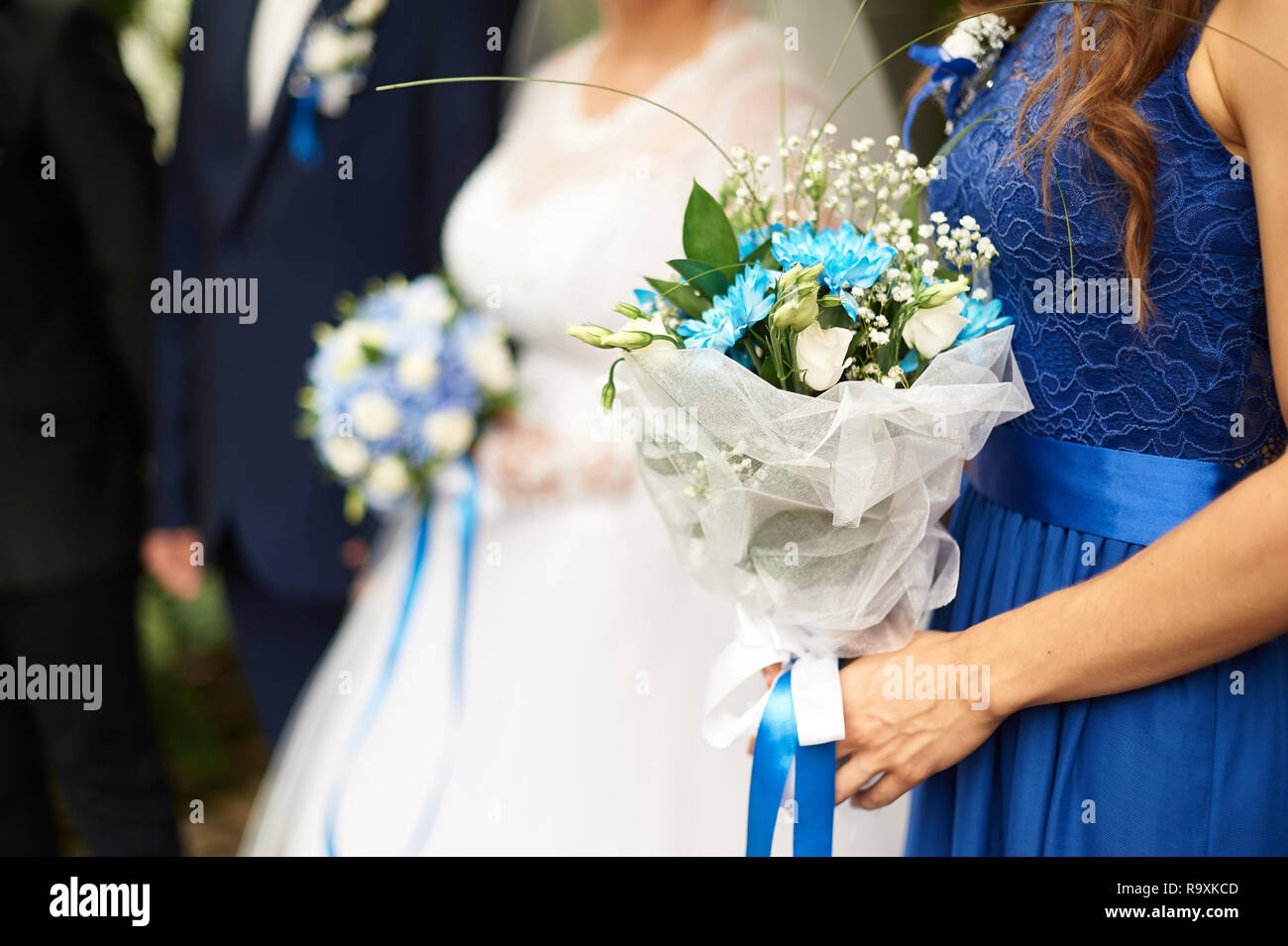 Schönen Brautstrauß aus Rosen und Hortensien auf dem Hintergrund Braut und Bräutigam stehen an einem Hochzeit Stockfoto