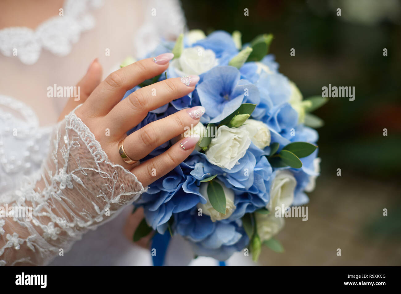 Braut hält in ihrer Hand eine wunderschöne Hochzeit Blumenstrauß aus Rosen Stockfoto