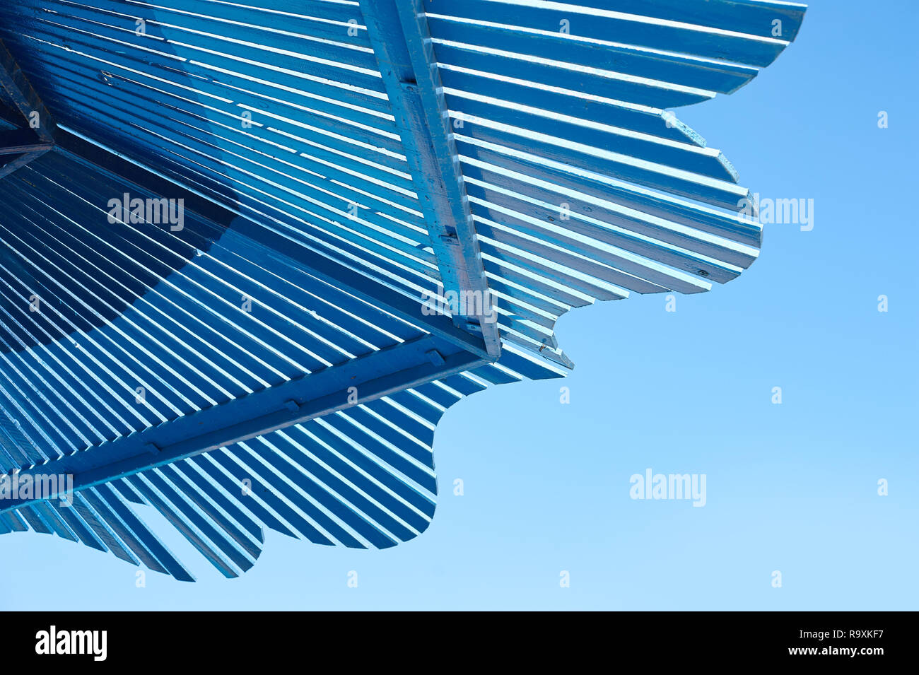 Weißen Pavillon aus Holz Dach im Park gegen den blauen Himmel Hintergrund mit Platz für Ihren Text Stockfoto