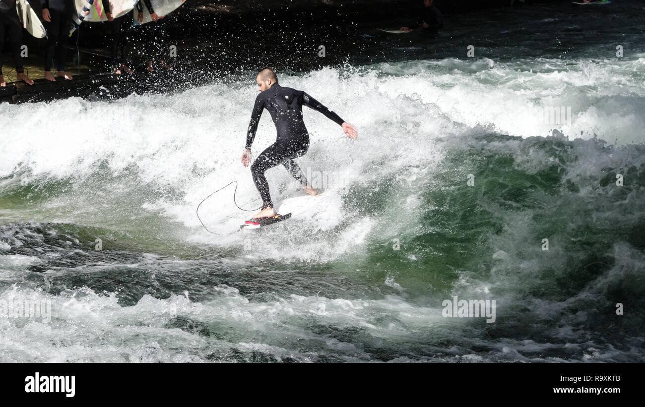 Junger Mann Surfen auf dem Fluss in Berlin, Deutschland Stockfoto