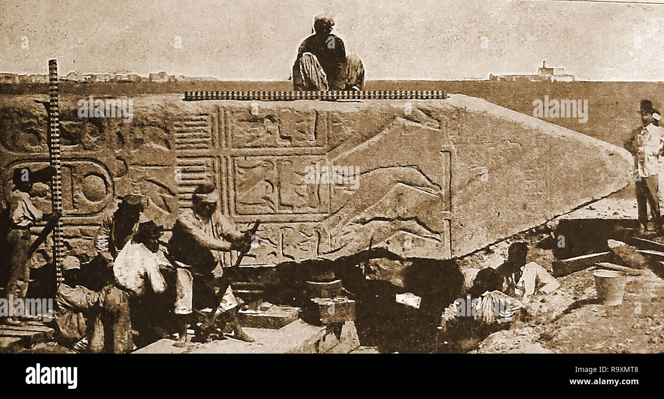 Cleopatra's Needle gehoben werden, die von Einheimischen ägyptischen Arbeiter vor dem Gehäuse und Verladung auf ein Schiff für den Transport nach England Stockfoto