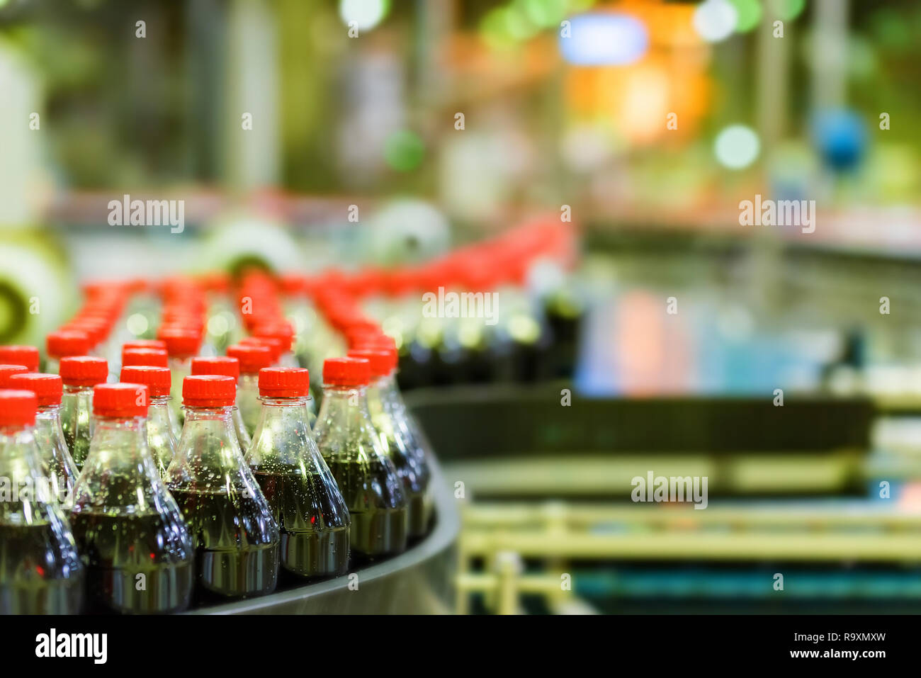 Schließen Sie die Flasche und alkoholfreie Getränke Fabrik Innenraum Stockfoto