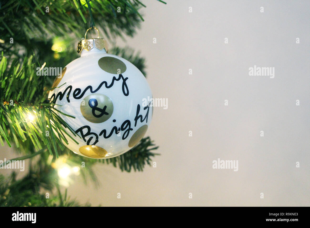 In der Nähe von Merry und hellen Weihnachtsverzierung Stockfoto