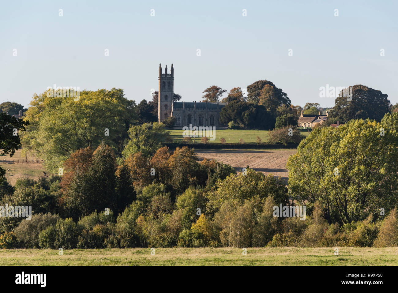 Blick über das Tal bis Allerheiligen Kirche, Churchill, Oxfordshire, UK Stockfoto