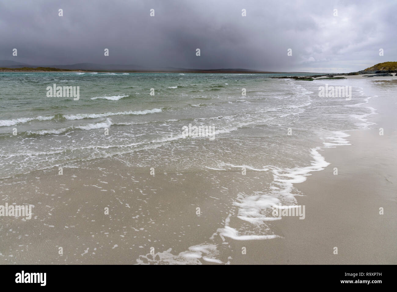 Storm Cloud über dem Strand bei Ardnave Punkt, Islay, Innere Hebriden, Argyll and Bute, Schottland Stockfoto