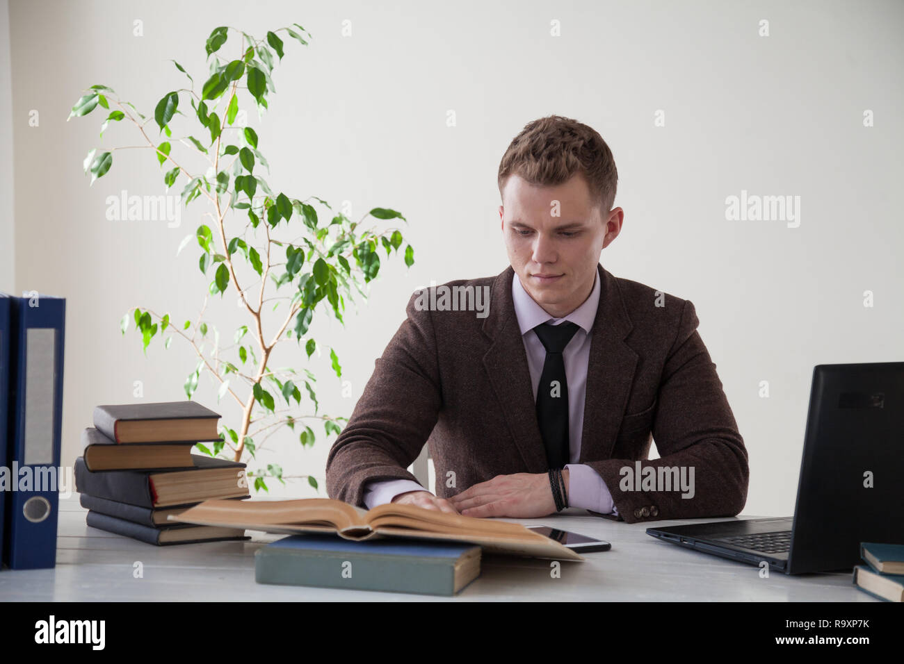 Ein Mann arbeitet im Büro am Computer Bürokaufmann/ Stockfoto