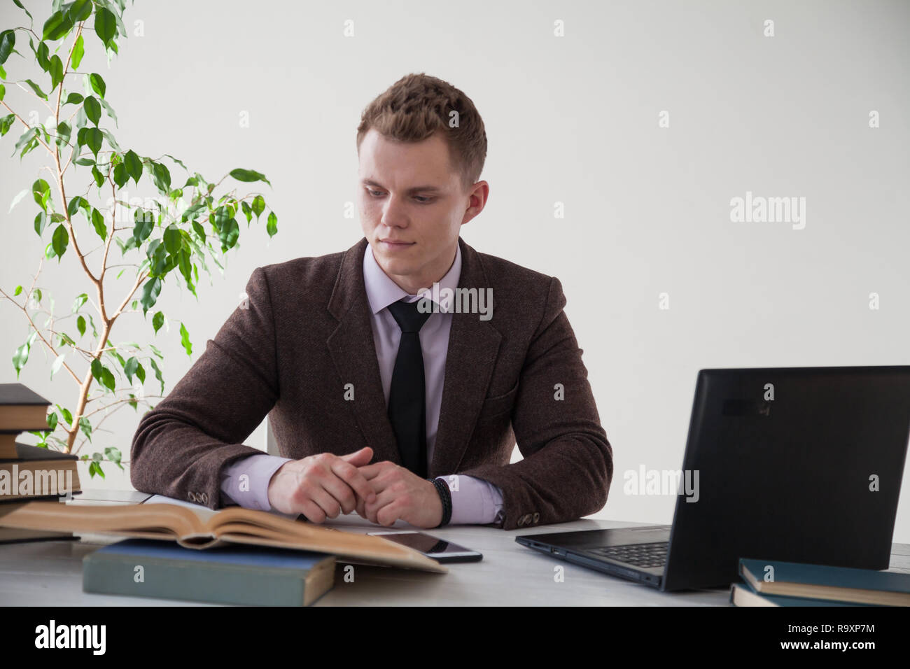 Ein Mann arbeitet im Büro am Computer Bürokaufmann/ Stockfoto
