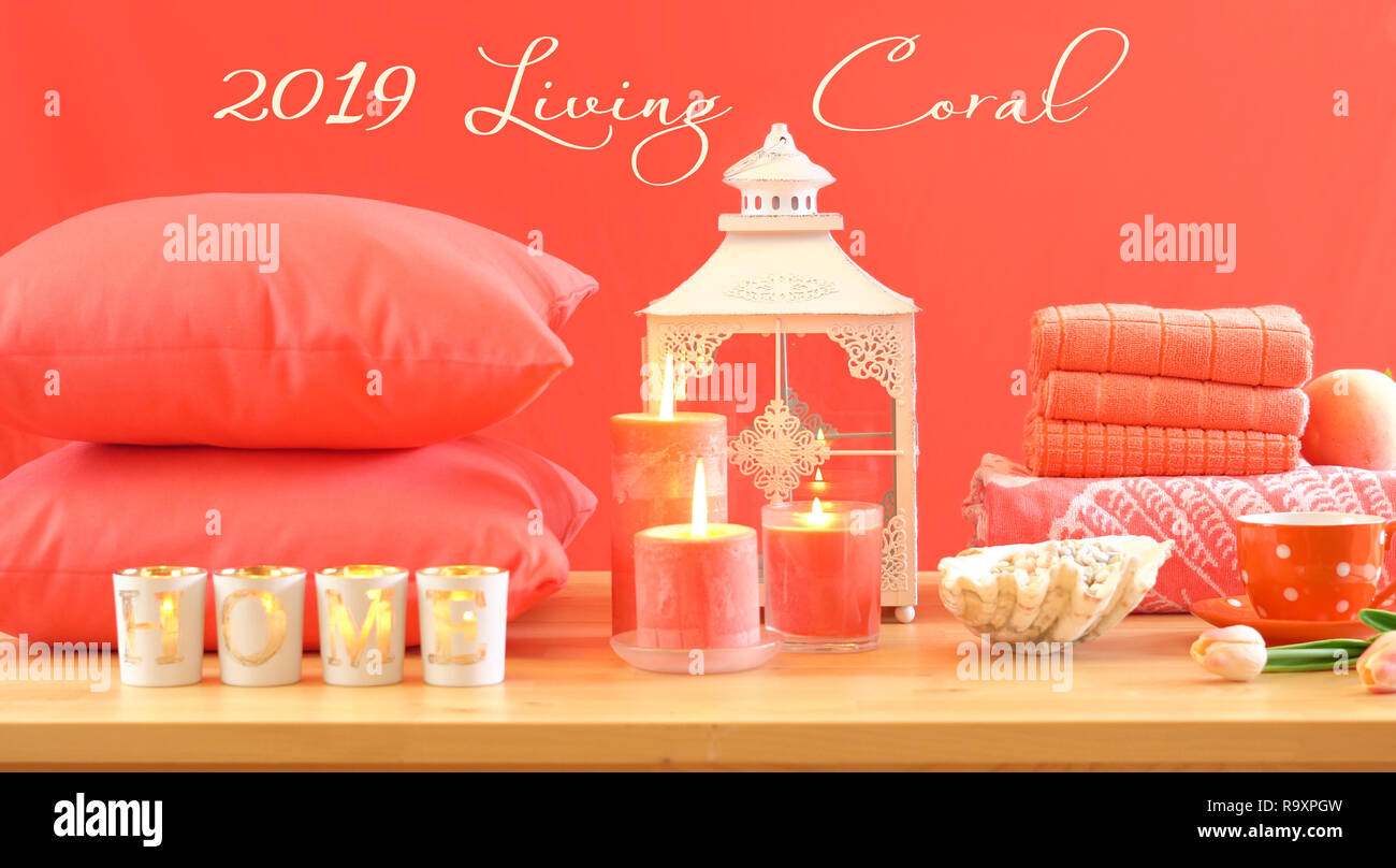 Lebende Koralle2019 Farbe des Jahres homewares Tisch mit Kerzen, Bettwäsche und Kissen Einrichtung werfen, mit Text. Stockfoto