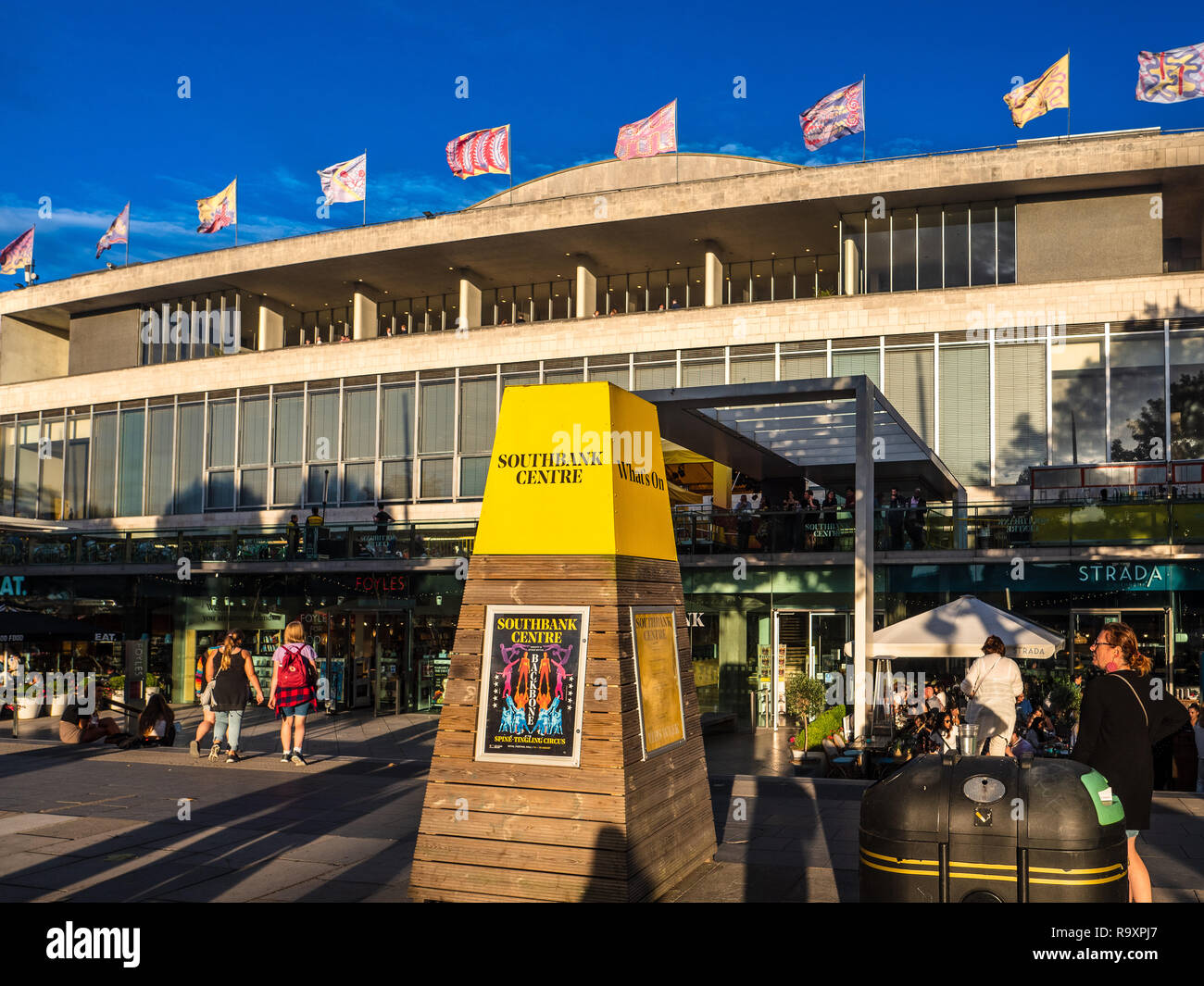 Die Royal Festival Hall SouthBank Centre London. Architekten Robert Matthew und Leslie Martin, eröffnete 1951 im Rahmen des Festivals von Großbritannien Stockfoto