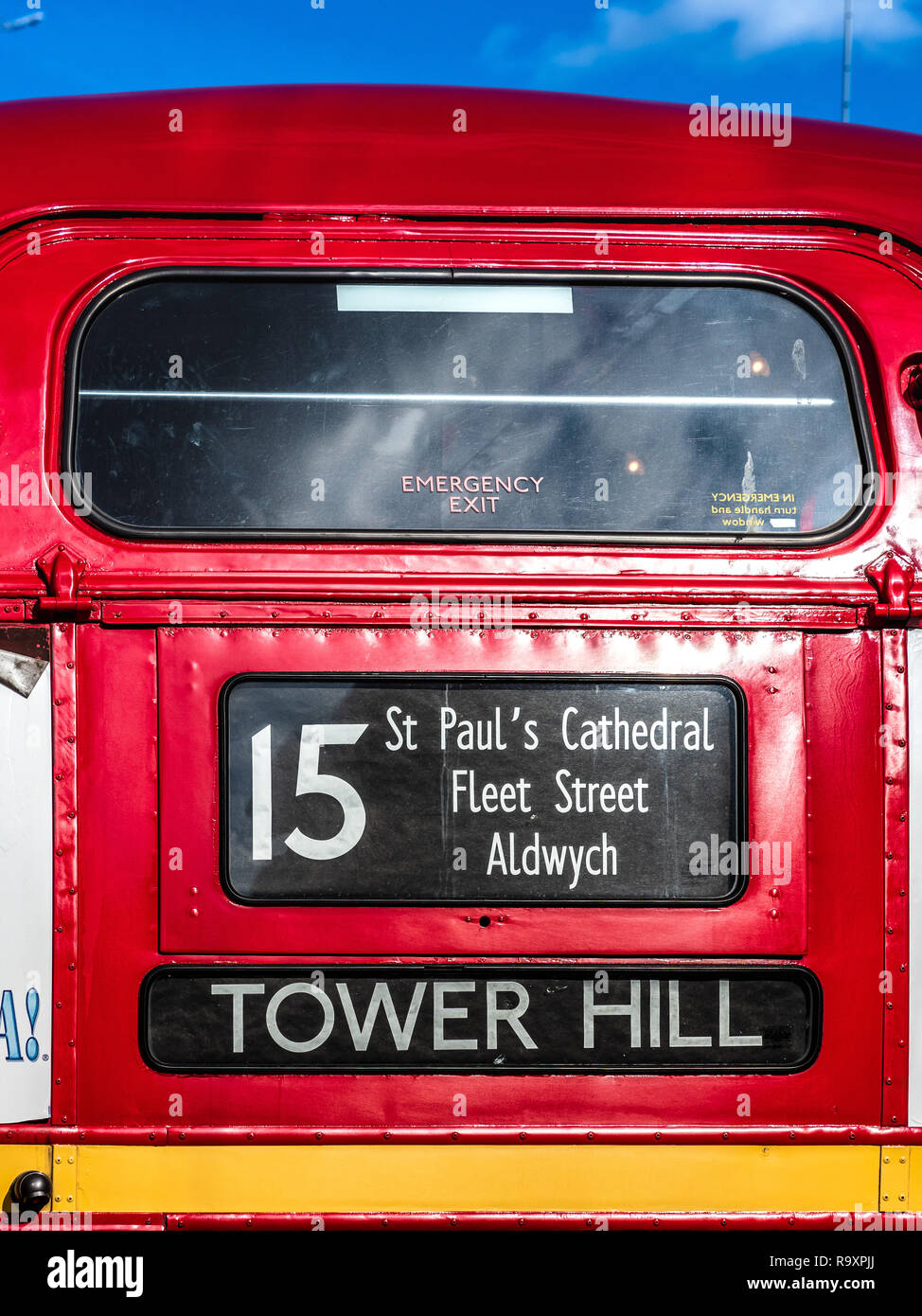 Bus Nr. 15 - London Tourism - Classic London Routemaster wird noch auf der historischen Route 15 im Zentrum Londons zwischen Trafalgar Square und Tower Hill eingesetzt Stockfoto