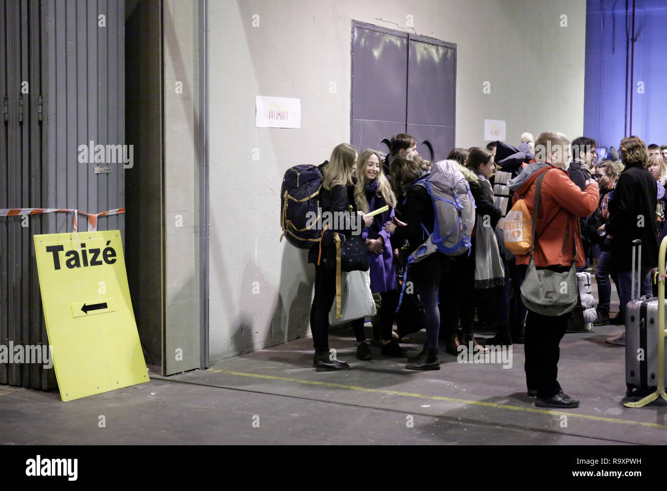 Madrid, Spanien. 28 Dez, 2018. Junge Pilger Warteschlange für die Registrierung. Rund 15.000 junge Pilger aus ganz Europa und darüber hinaus in Madrid in Spanien angekommen für die jährliche Europäische Jugendtreffen der ökumenischen Gemeinschaft Taizé. Die Sitzung der Gebete und Meditation unter dem Motto "Pilgerweg des Vertrauens auf der Erde" für die 41th Mal statt. Quelle: Michael Debets/Pacific Press/Alamy leben Nachrichten Stockfoto