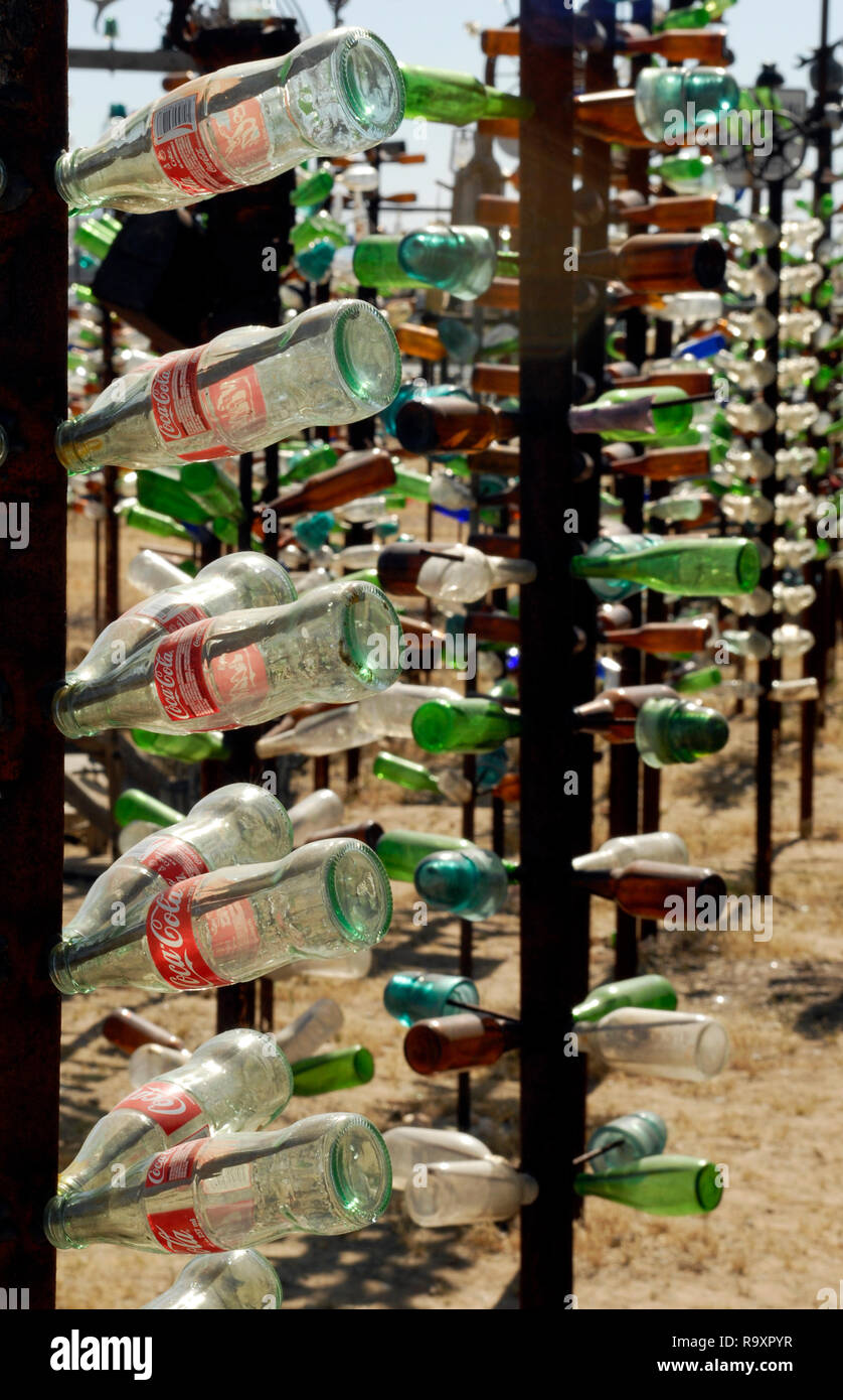 Tausende von Flaschen und anderen gefundenen Objekte machen Flasche Tree Ranch, eine Kunst, Installation und Straßenrand Attraktion auf der Route 66 in der Oro Grande, CA. Stockfoto