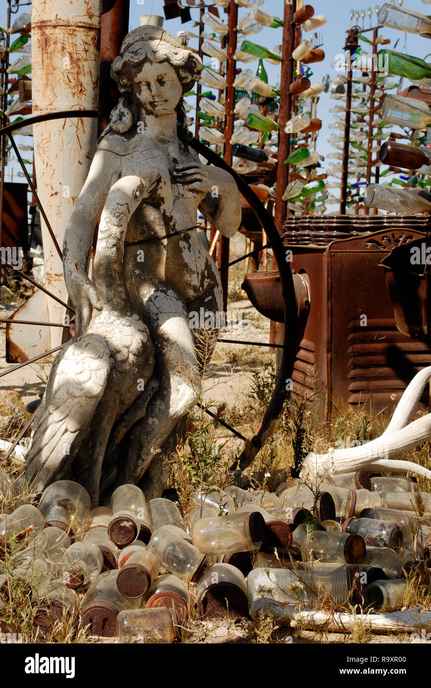 Eine Skulptur und andere Objekte an der Flasche Tree Ranch, einer beliebten Straße kunst Installation von Elmer lange auf der Route 66 in der Oro Grande, Kalifornien erstellt. Stockfoto