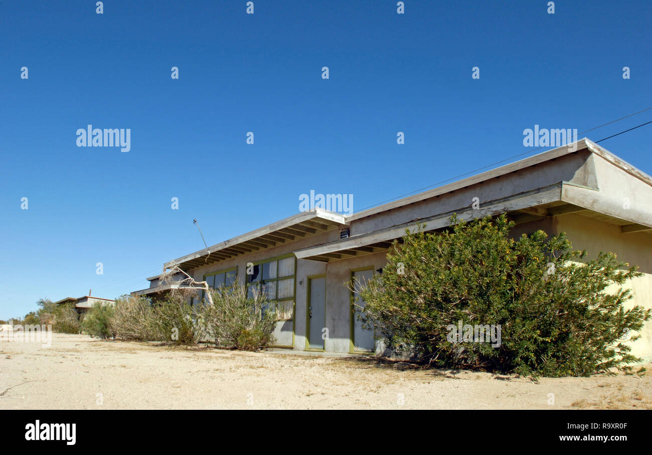 Überwucherten, verlassenen Gebäuden an den Dünen, ein ehemaliges Motel und Apartment Komplex entlang der historischen Route 66 in der Nähe von Lenwood, Kalifornien. Stockfoto