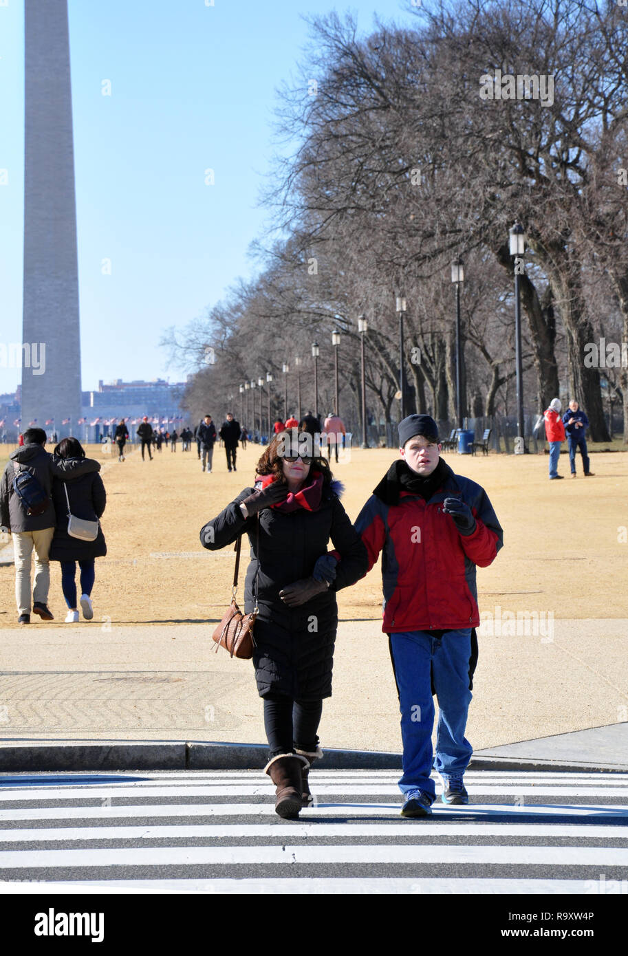 Mutter mit autistischen Sohn den Besuch der National Mall in Washington DC Stockfoto