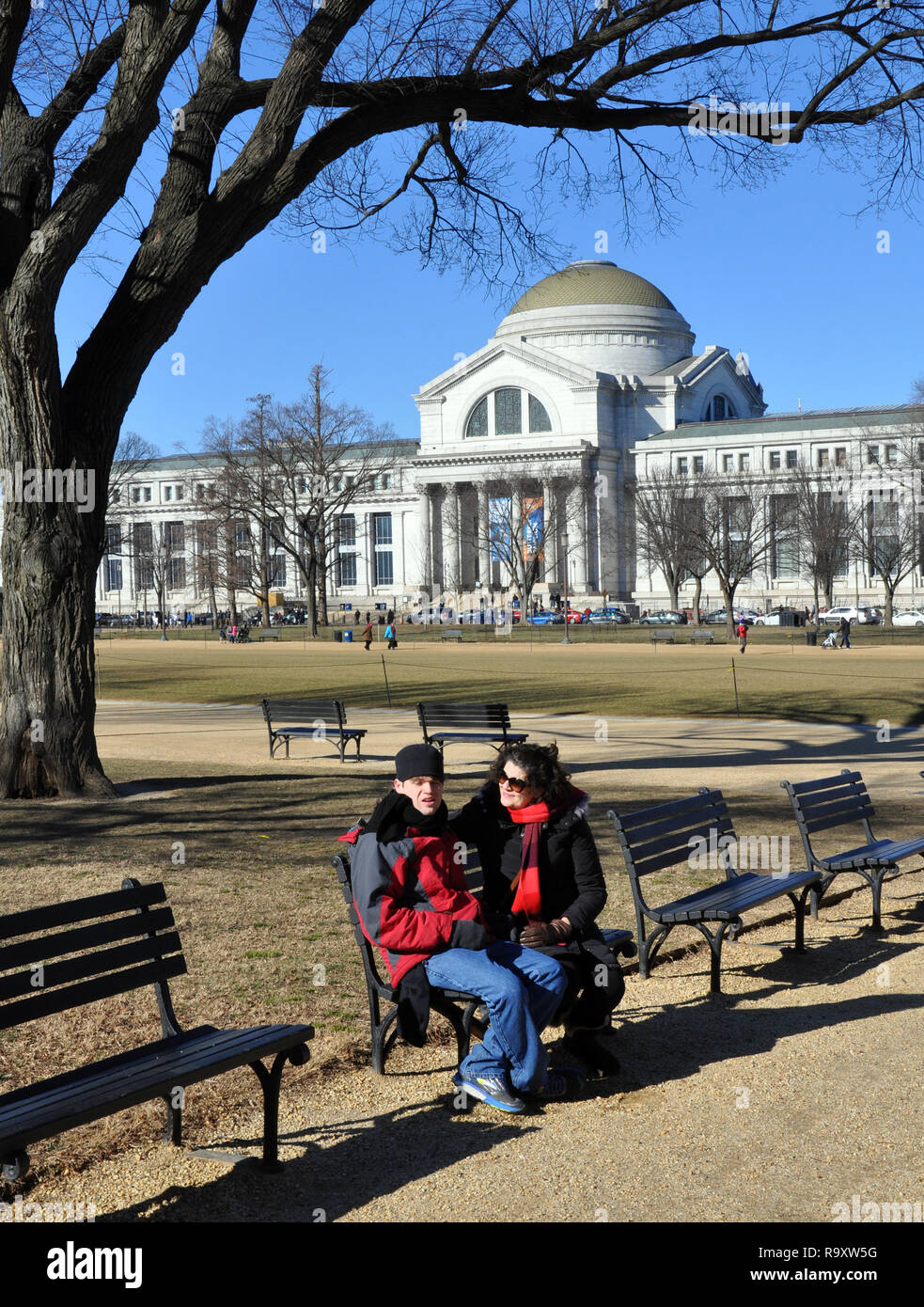 Frau mit autistischen Sohn sitzt auf der Bank an der National Mall in der Nähe der Nationalgalerie, Washington DC Stockfoto