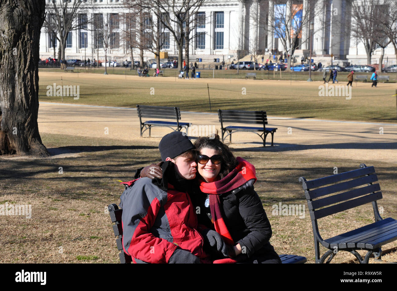 Frau mit autistischen Sohn sitzt auf der Bank an der National Mall in der Nähe der Nationalgalerie, Washington DC Stockfoto