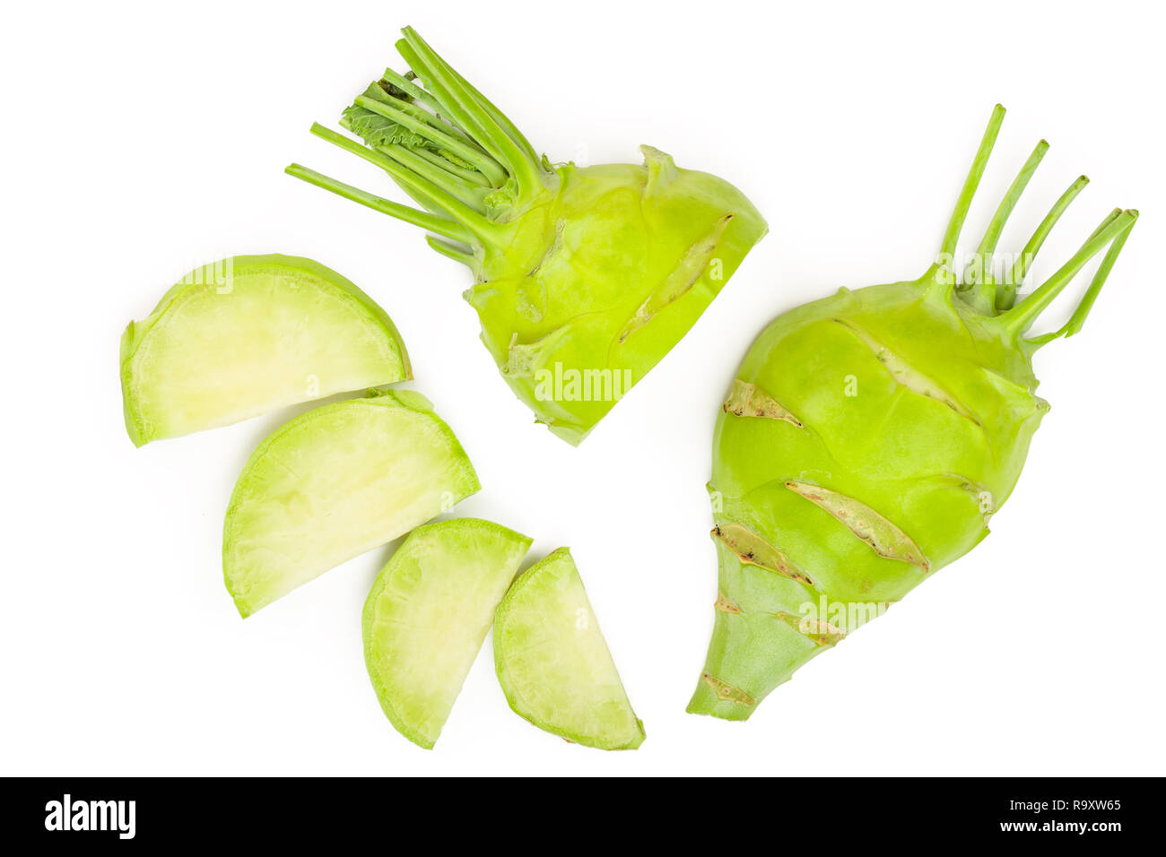 Frische Kohlrabi mit grünen Blättern isoliert auf weißem Hintergrund. Ansicht von oben. Flach. Stockfoto