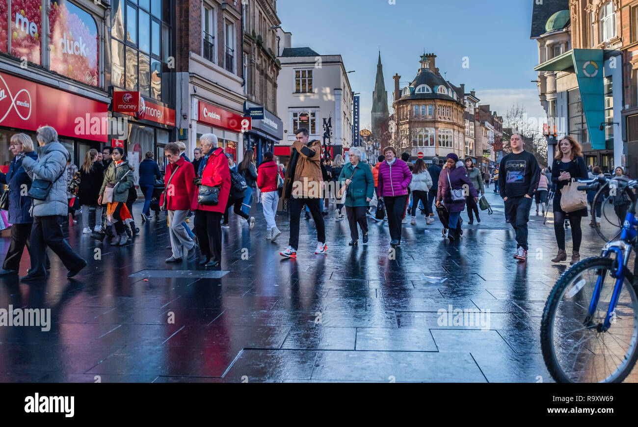 Käufer in einer geschäftigen Stadt Straße. Stockfoto
