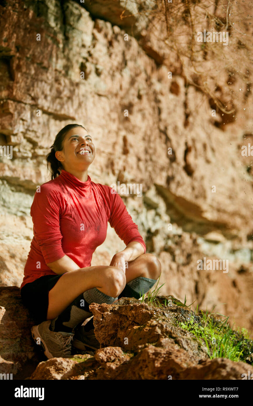 Lächelnden jungen Frau eine Pause vom Wandern. Stockfoto