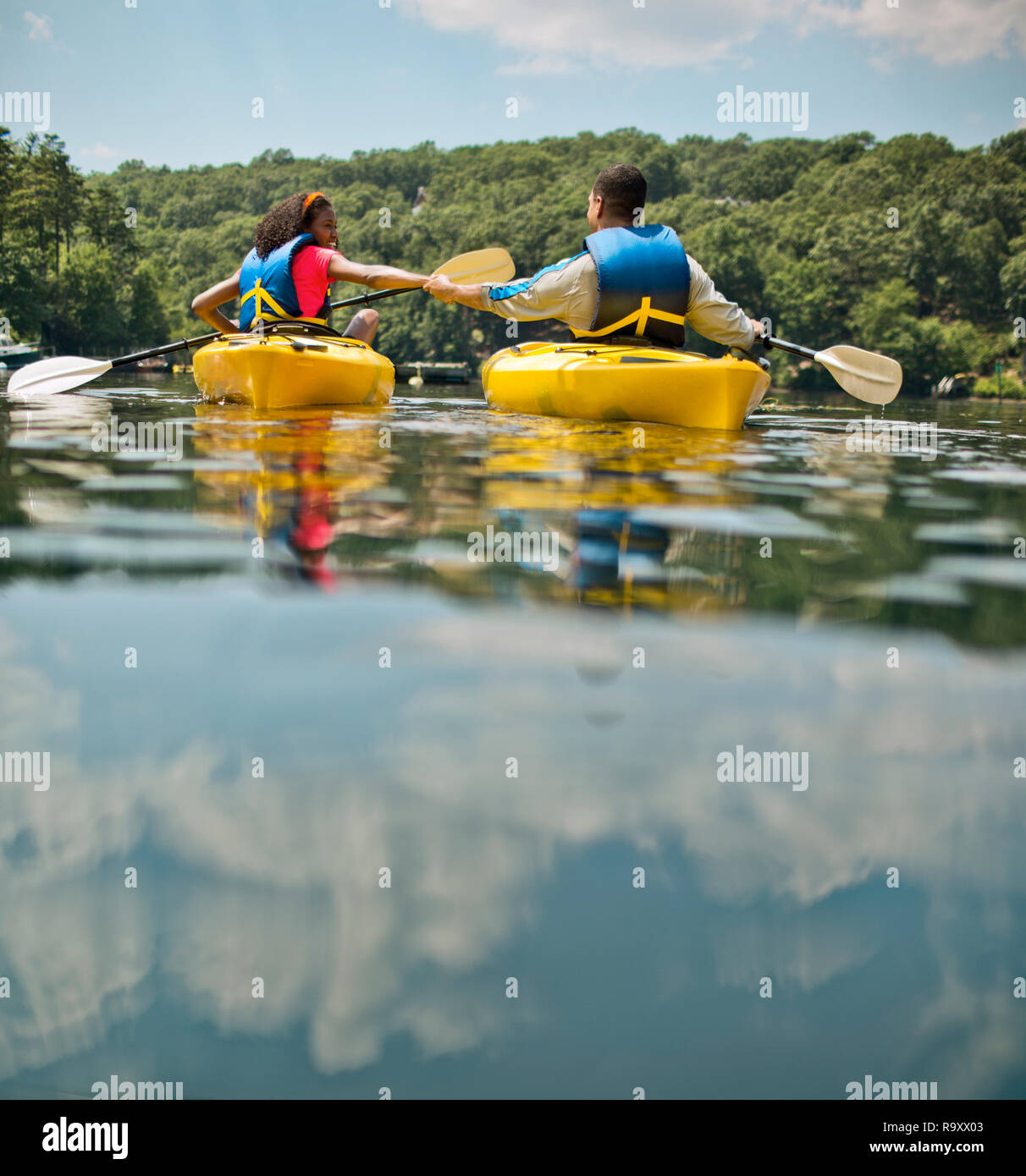 Junges Paar Kajak auf dem Fluss. Stockfoto