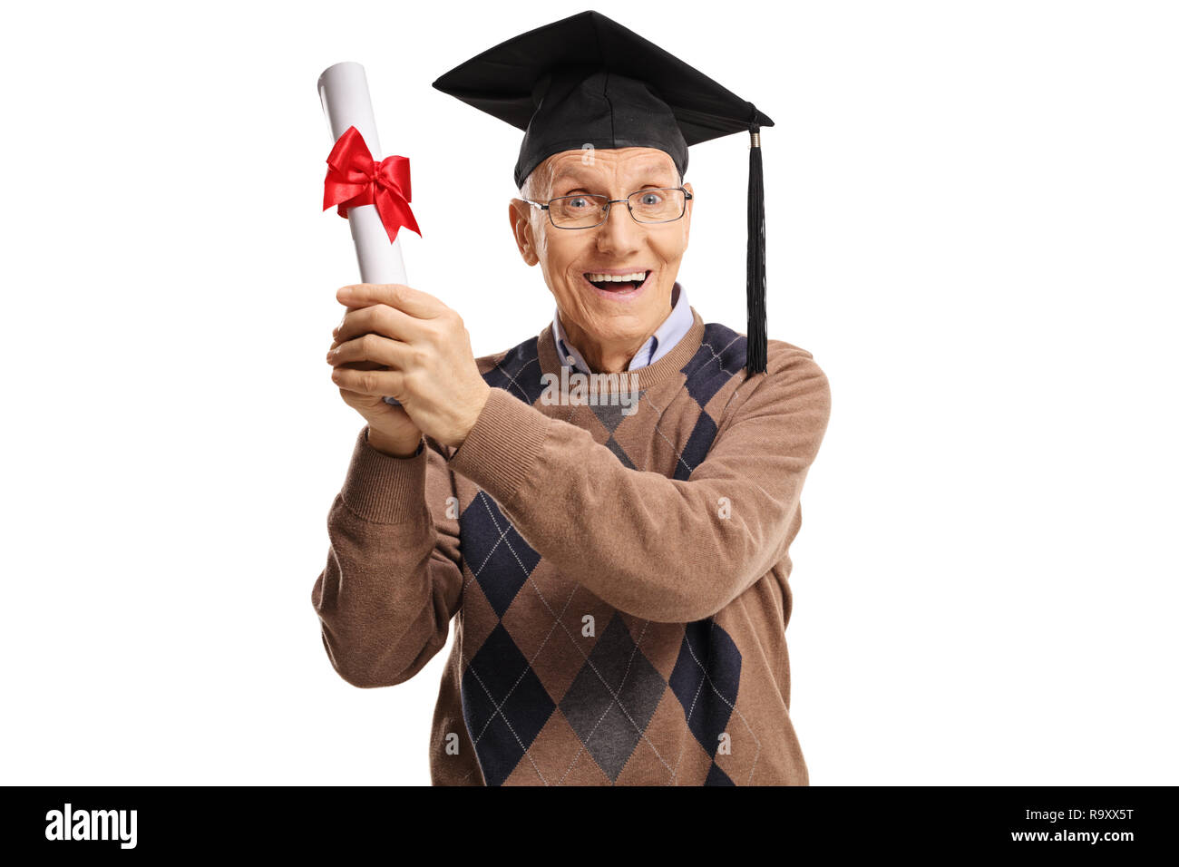 Aufgeregt, älterer Mann mit einem Grad und einer Graduierung Hut auf weißem Hintergrund Stockfoto