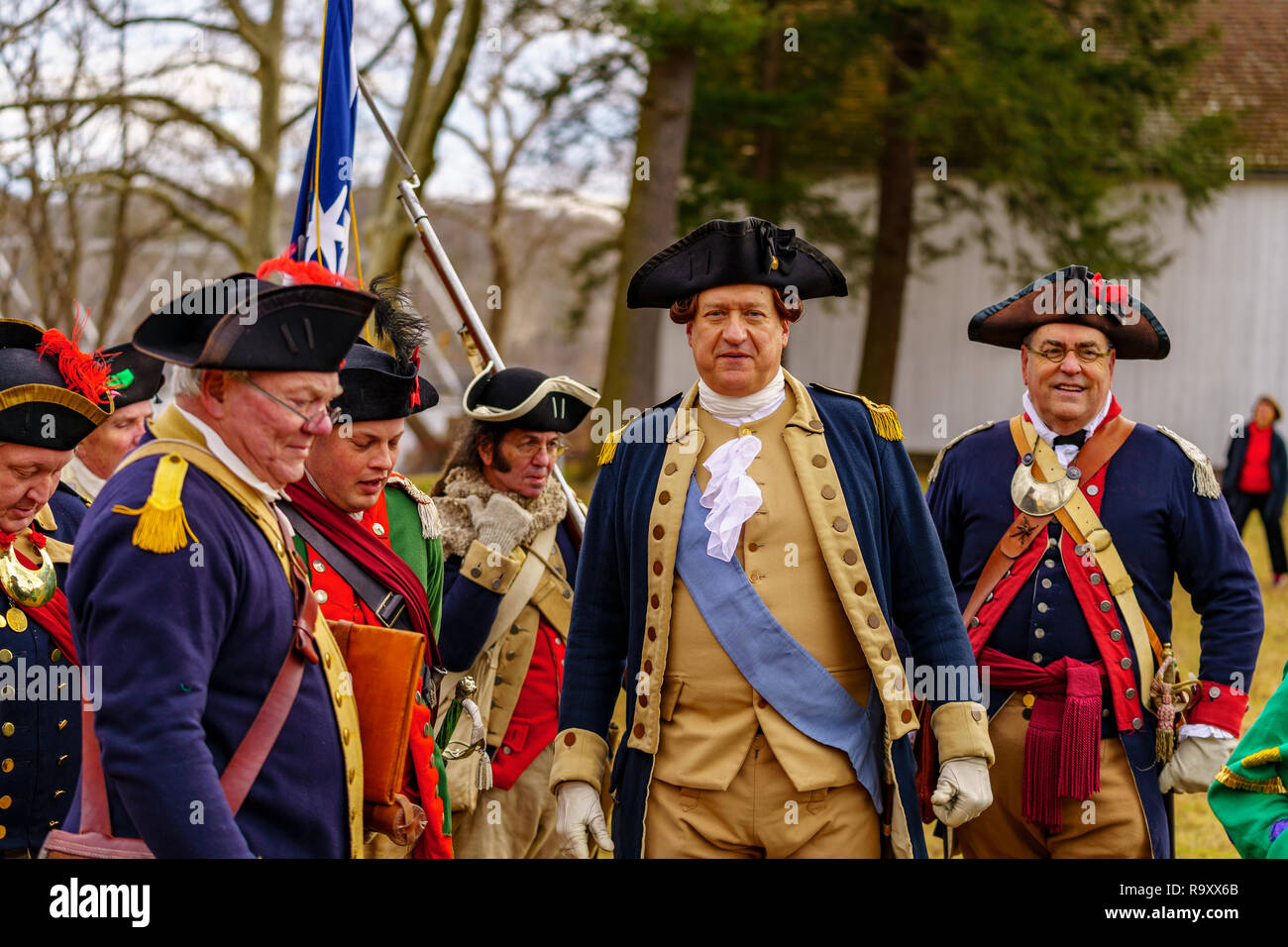 Washington Crossing, PA, USA - Dezember 25, 2018: Reenactors, General George Washington und seine Offiziere über Weihnachten in Erinnerung an die Stockfoto