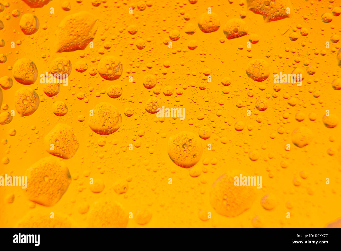 Öl in Wasser auf einem farbigen Hintergrund. In Nahaufnahme fotografiert. Foto: November 12, 2018 Stockfoto
