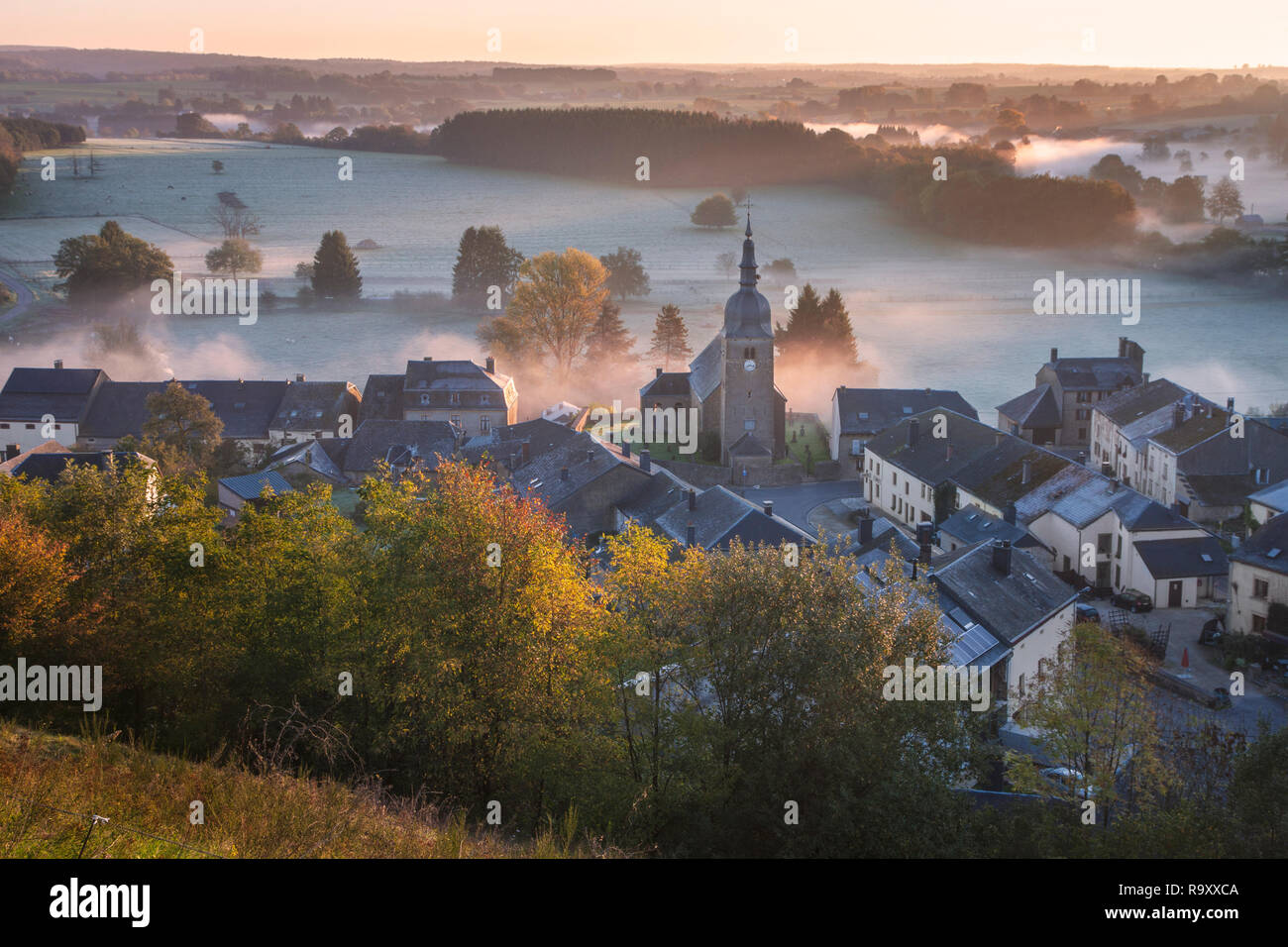 Blick über das Dorf Chassepierre und Frost wiesen im Herbst in der Morgendämmerung, Florenville, Ardennen, Luxemburg, Wallonien, Belgien Stockfoto