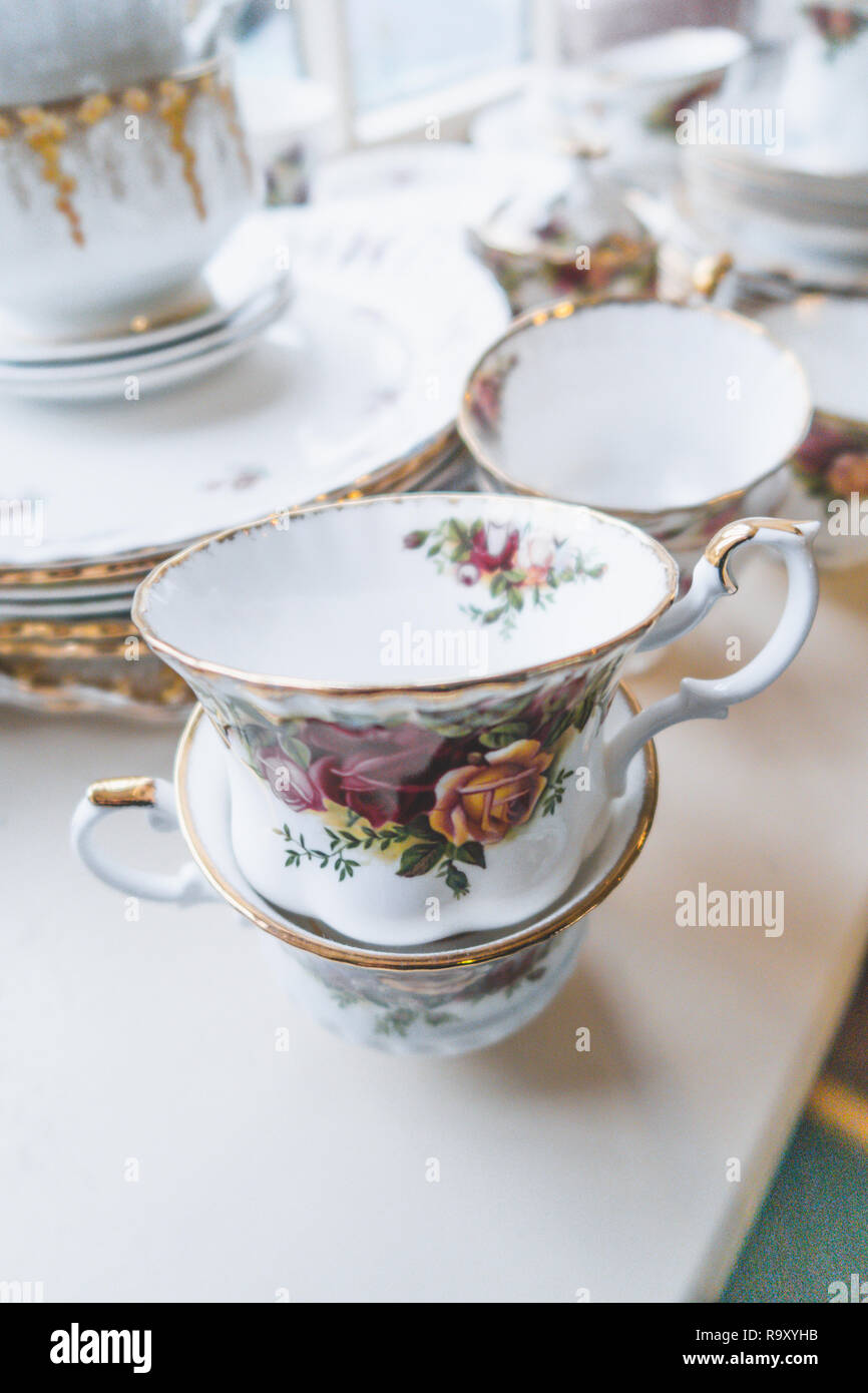 Ein Stapel von erlesenen Englisch bone china crockey. Stockfoto