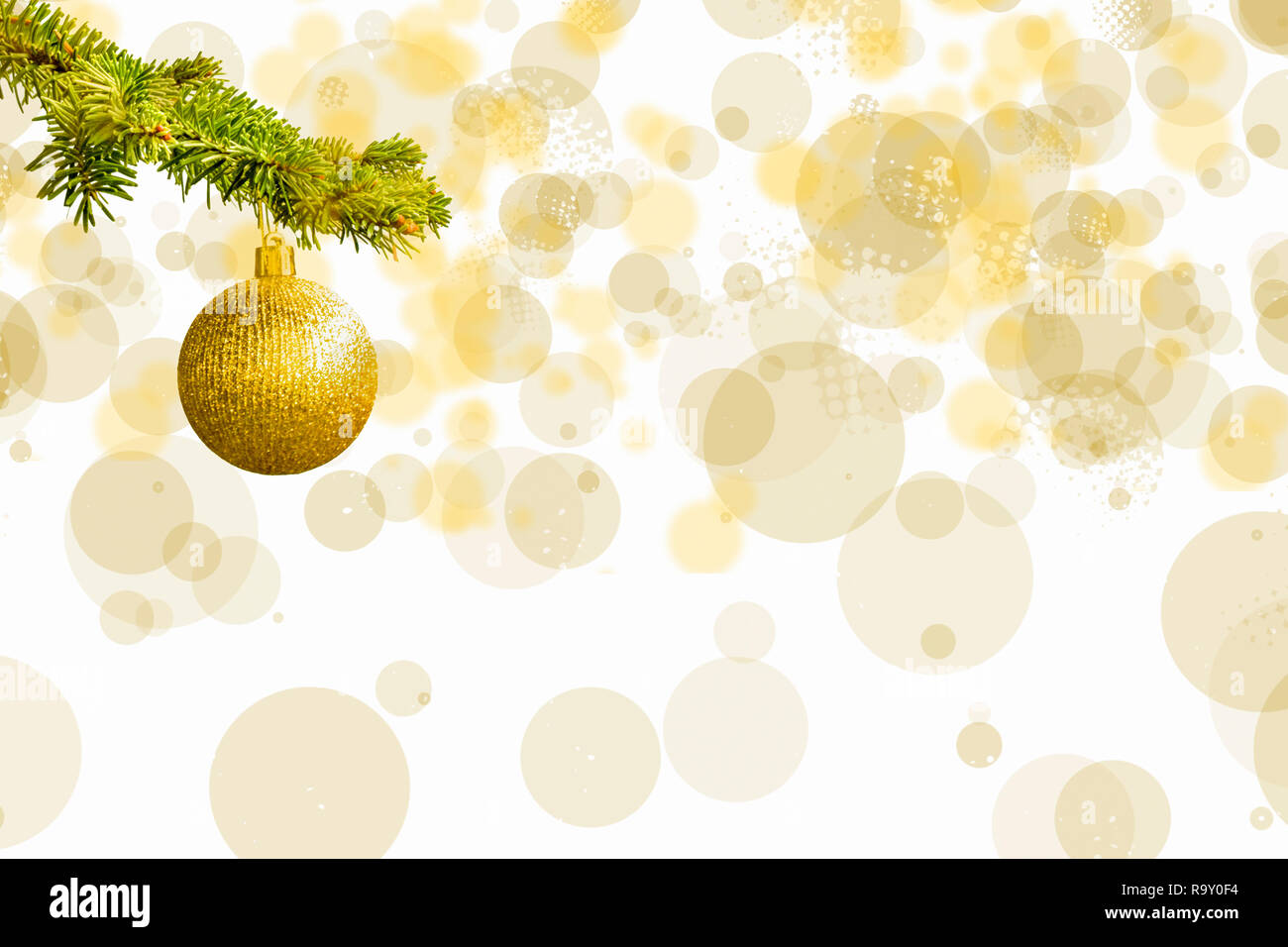 Fir Tree Branch mit einem goldenen glitter Ball auf weißem Hintergrund. Bokeh Effekte. Der Weihnachtszeit. Weihnachten Postkarte. Stockfoto