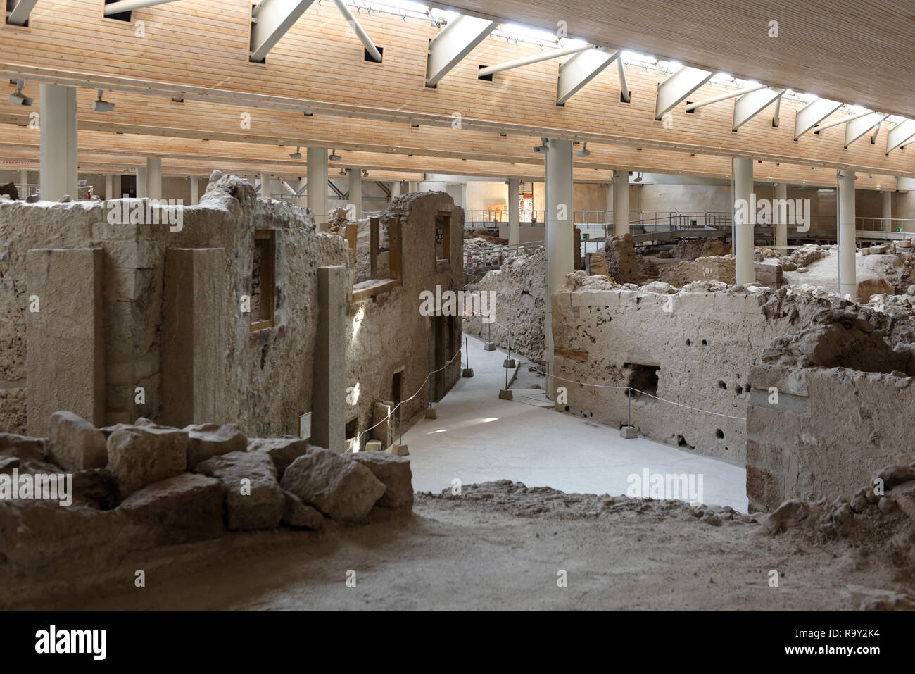 Das Dreieck Quadrat in Akrotiri, einer Bronzezeitlichen minoischen Siedlung auf der griechischen Insel Santorin (Thera), Griechenland. Die Siedlung wurde destroye Stockfoto