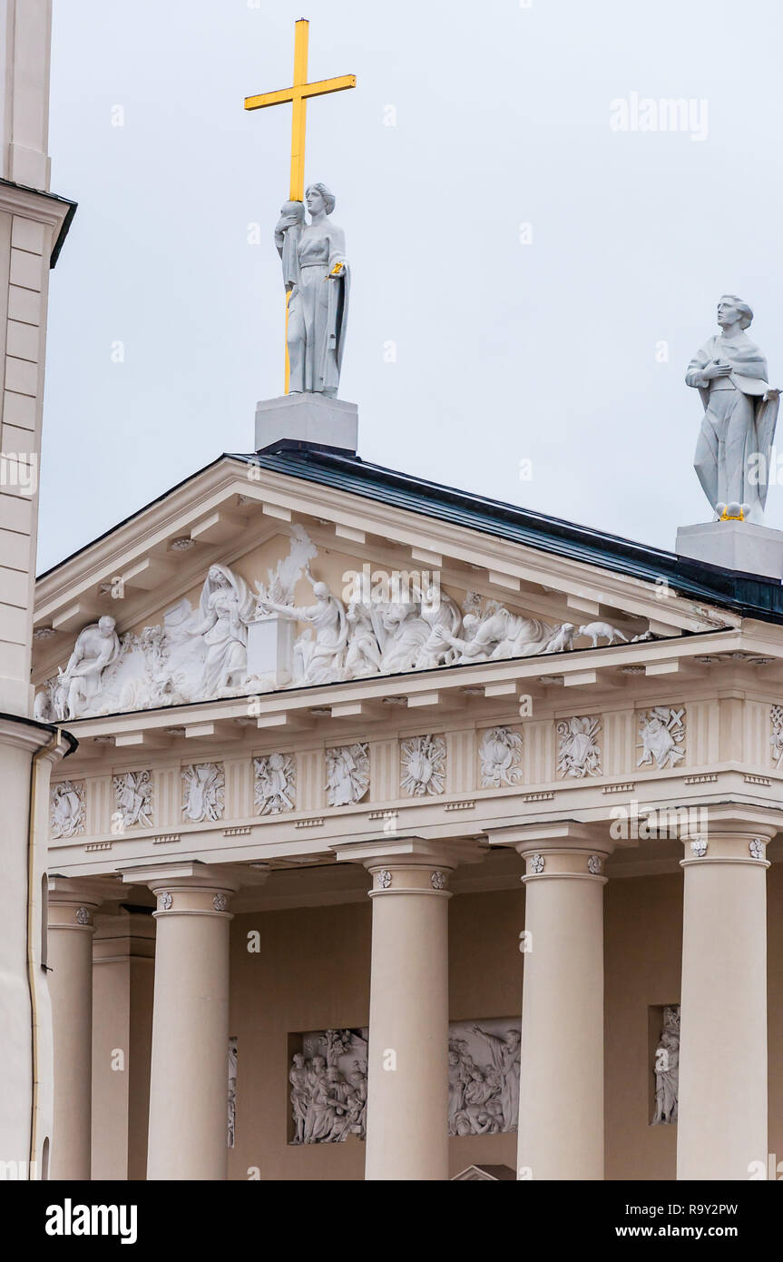 Vilnius, Litauen - 28. April 2013: Die hauptfassade Fragment der Dom Basilika St. Stanislaus und St. Ladislaus von Vilnius. Die wichtigsten römischen C Stockfoto