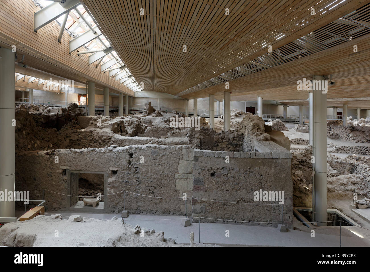 Die archäologische Stätte von Akrotiri, einer Bronzezeitlichen minoischen Siedlung auf der griechischen Insel Santorin (Thera), Griechenland. Die Siedlung wurde dest Stockfoto