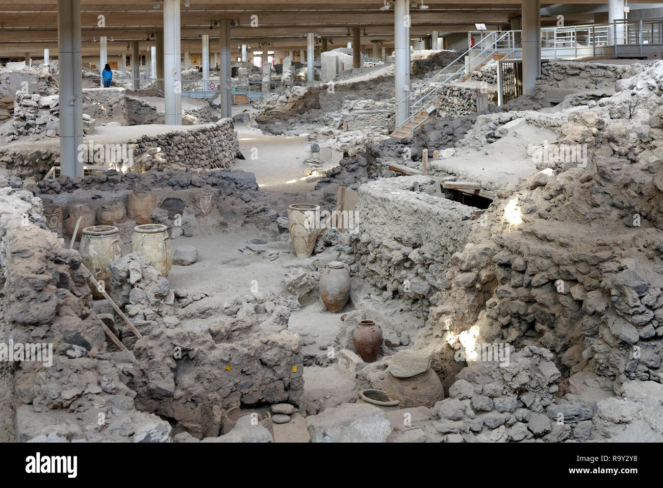 Die archäologische Stätte von Akrotiri, einer Bronzezeitlichen minoischen Siedlung auf der griechischen Insel Santorin (Thera), Griechenland. Die Siedlung wurde dest Stockfoto