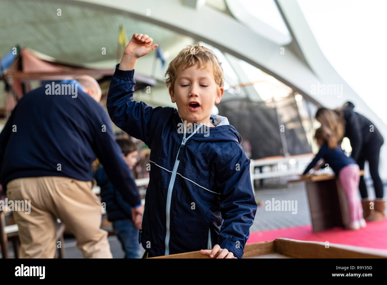 Fröhliches Kind um Punkte in einem Spiel, Moment des Erfolges. Stockfoto