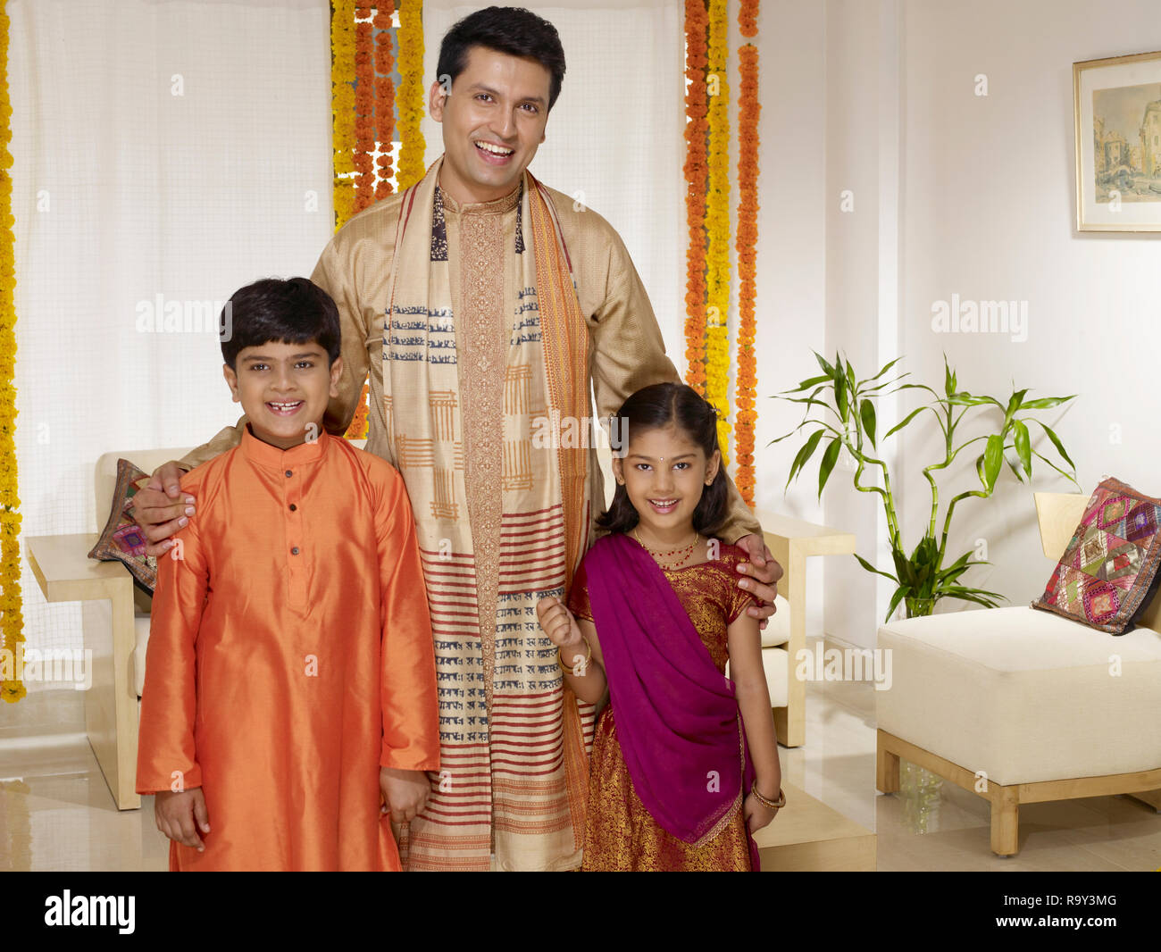 Vater, Sohn und Tochter in formalen indische Kleidung auf einem festlichen  Anlass IN IHREM HAUS Stockfotografie - Alamy