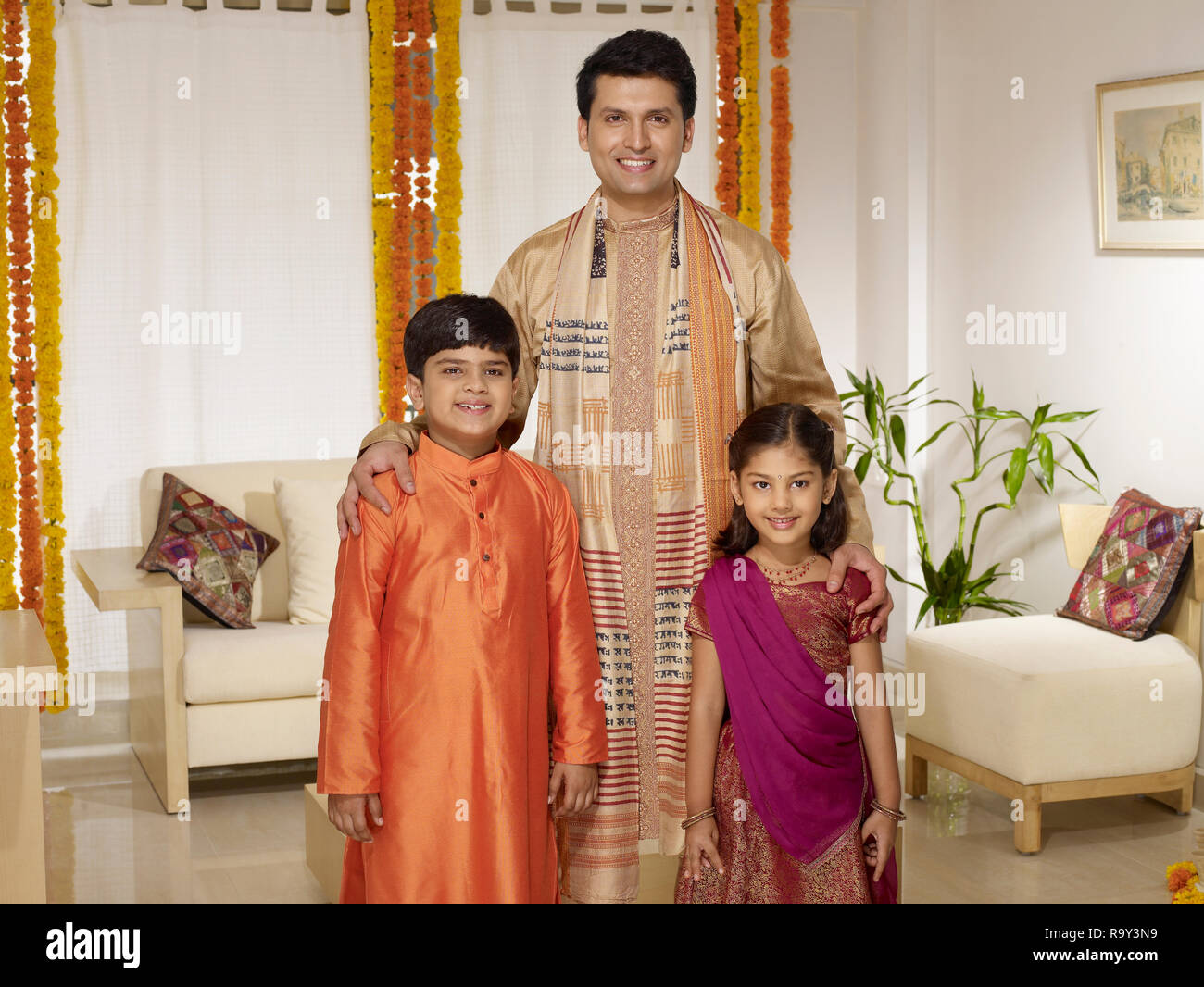 Vater, Sohn und Tochter in formalen indische Kleidung auf einem festlichen  Anlass IN IHREM HAUS Stockfotografie - Alamy