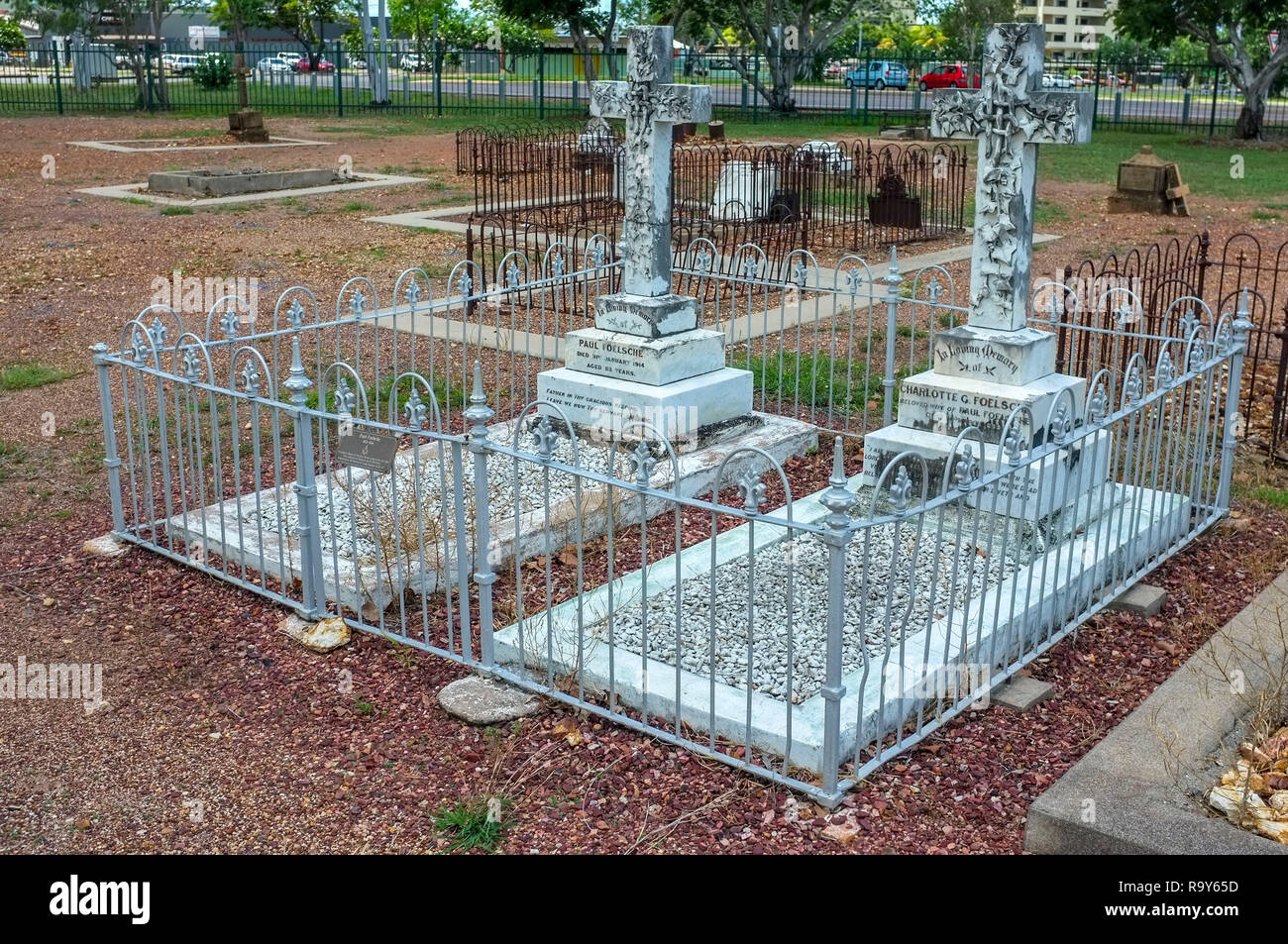 Grab von Paul Foelsche und Frau Charlotte am Pioneer Friedhof früher genannt Palmerston Friedhof in Darwin, Northern Territory, Australien. Stockfoto