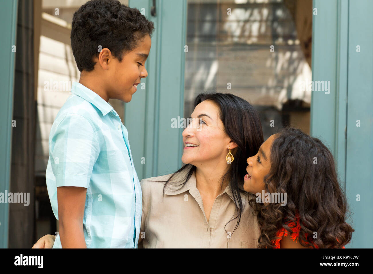 Happy Hispanic Mutter lachen und reden mit ihren Kindern. Stockfoto