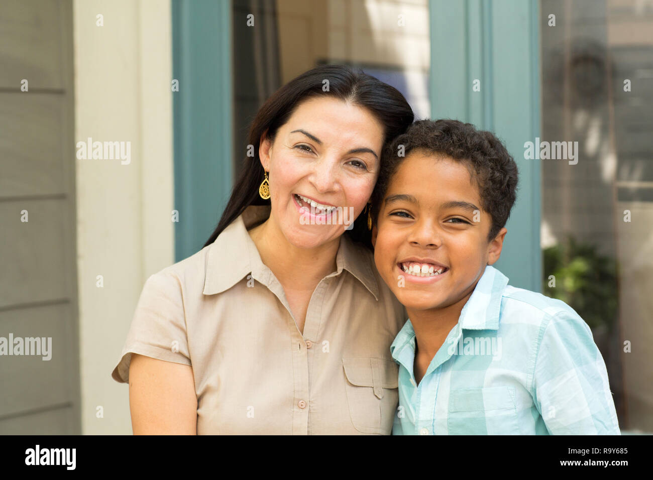 Happy Hispanic Mutter lächelnd und ihr Sohn umarmen. Stockfoto